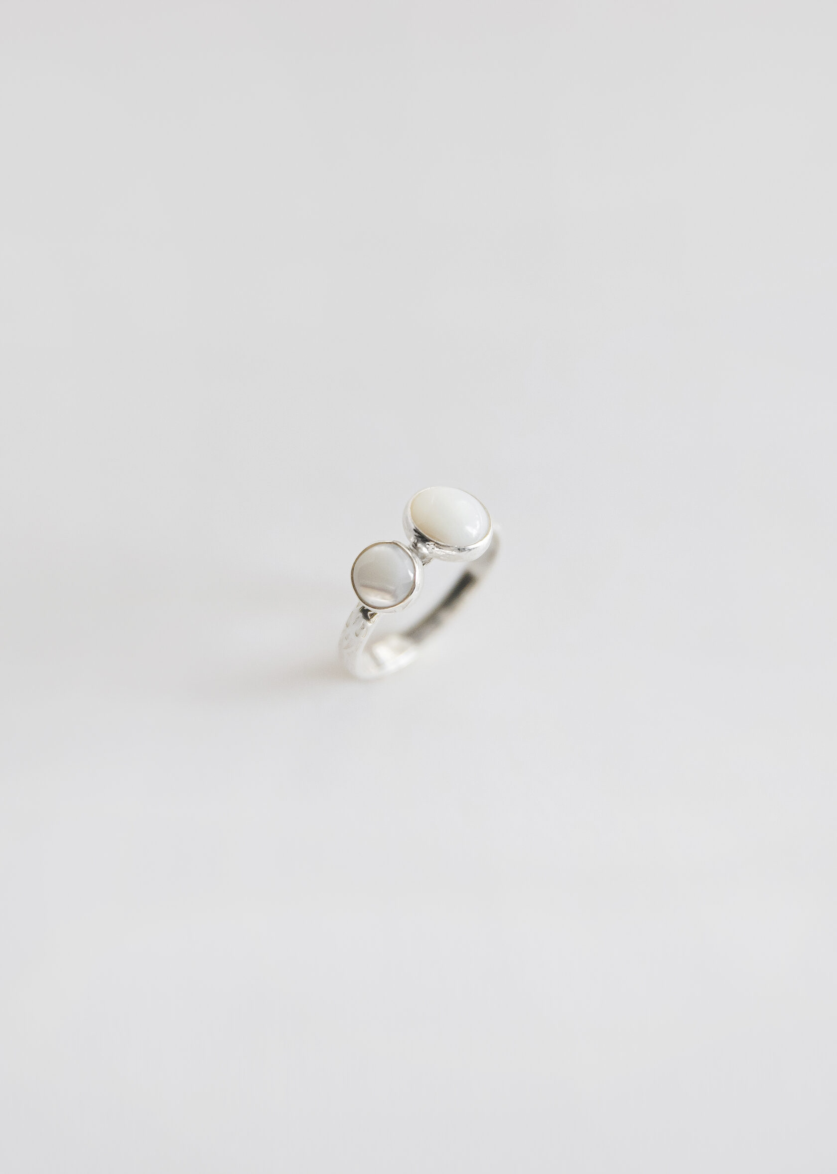 Кольцо с перламутром