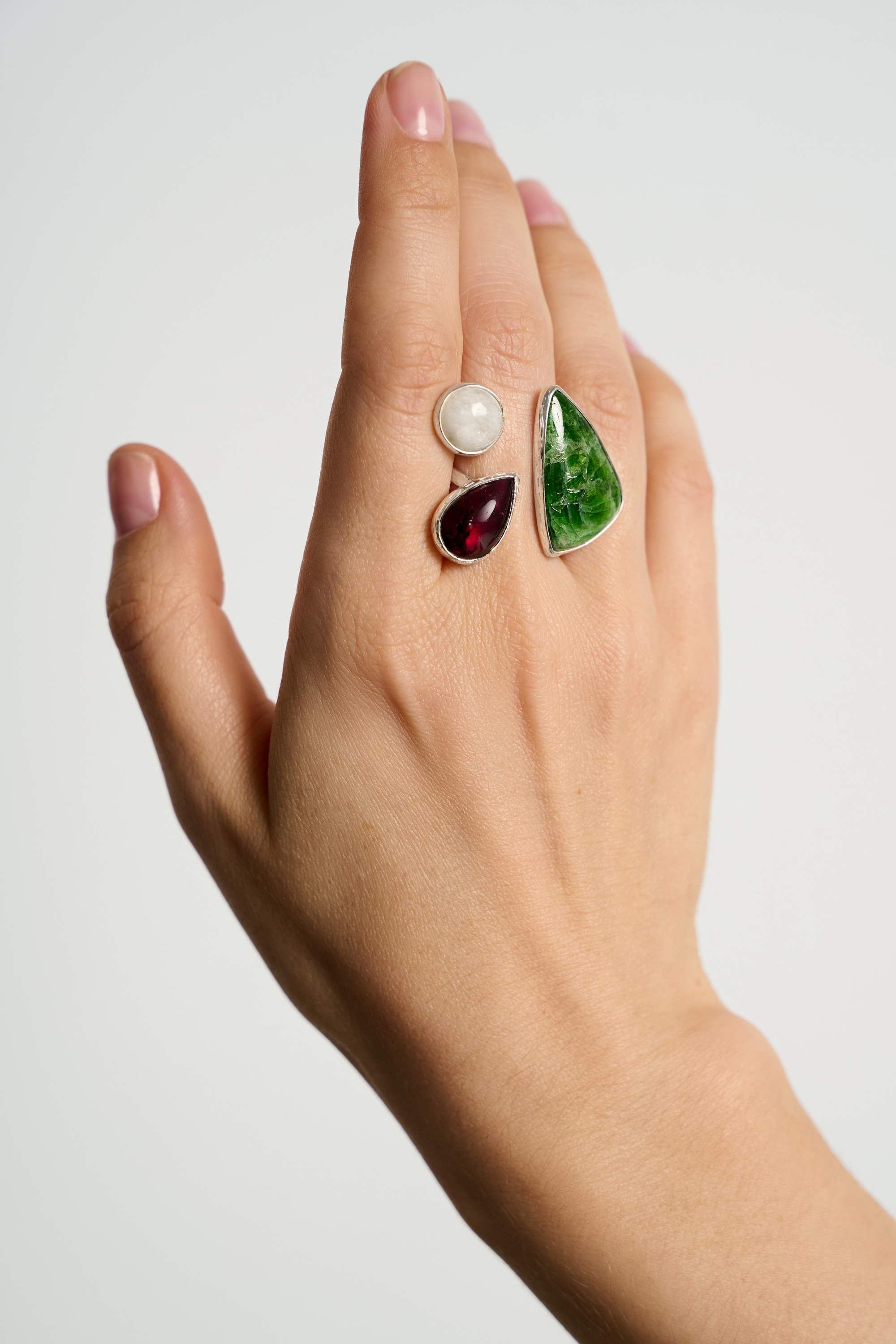Кольцо с хромдиопсидом, гранатом и беломоритом