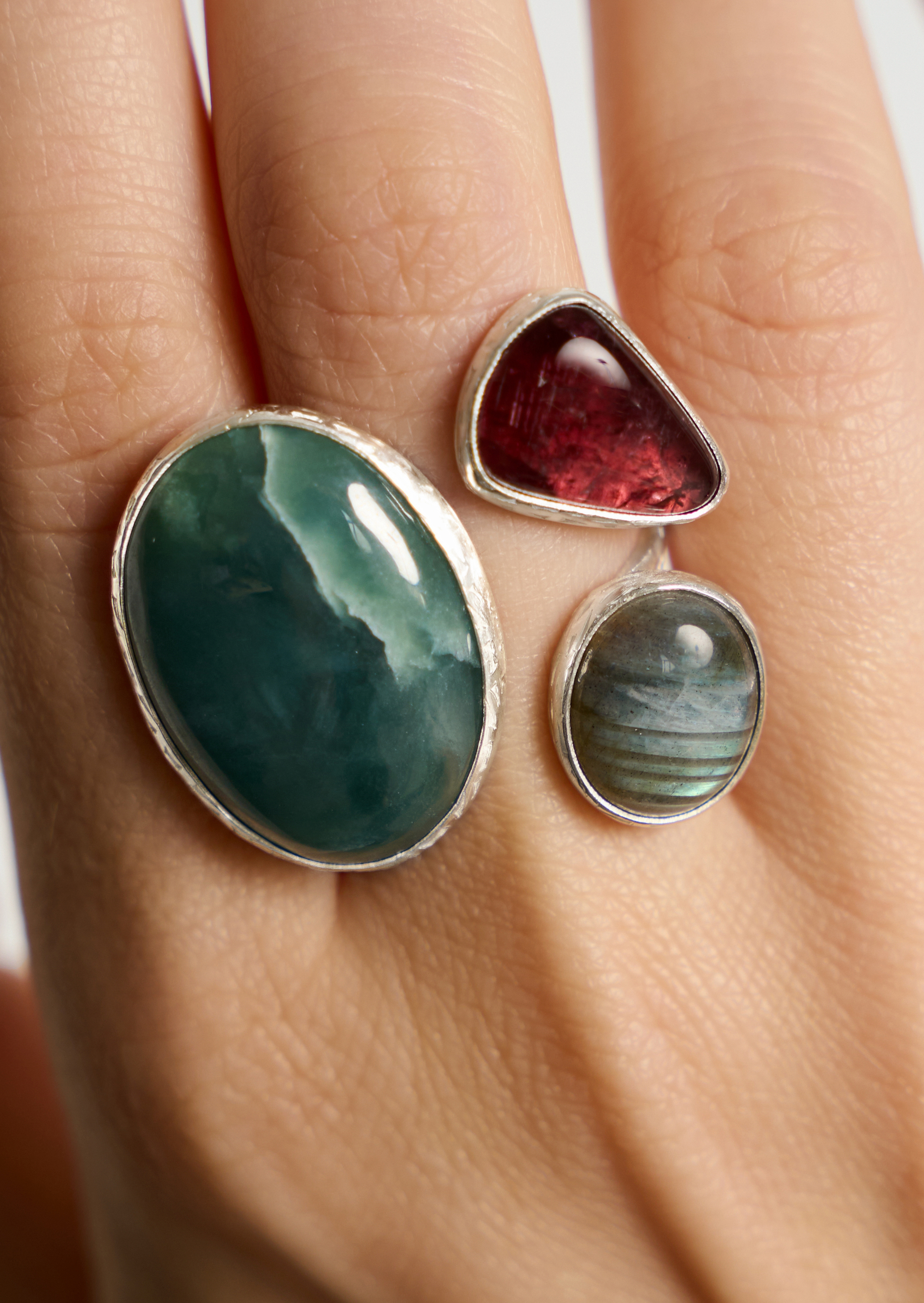 Кольцо с офитом, лабрадоритом и турмалином