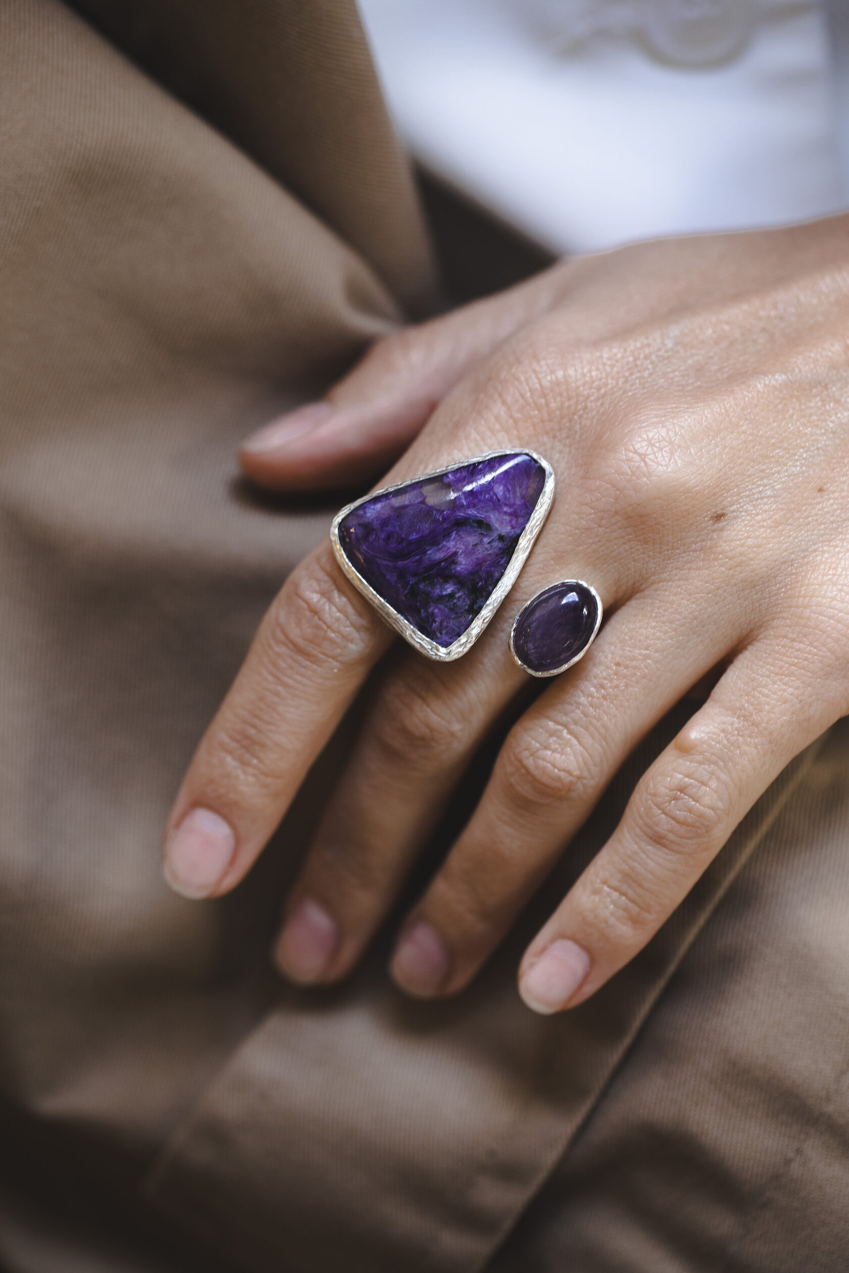 Кольцо с чароитом и аметистом