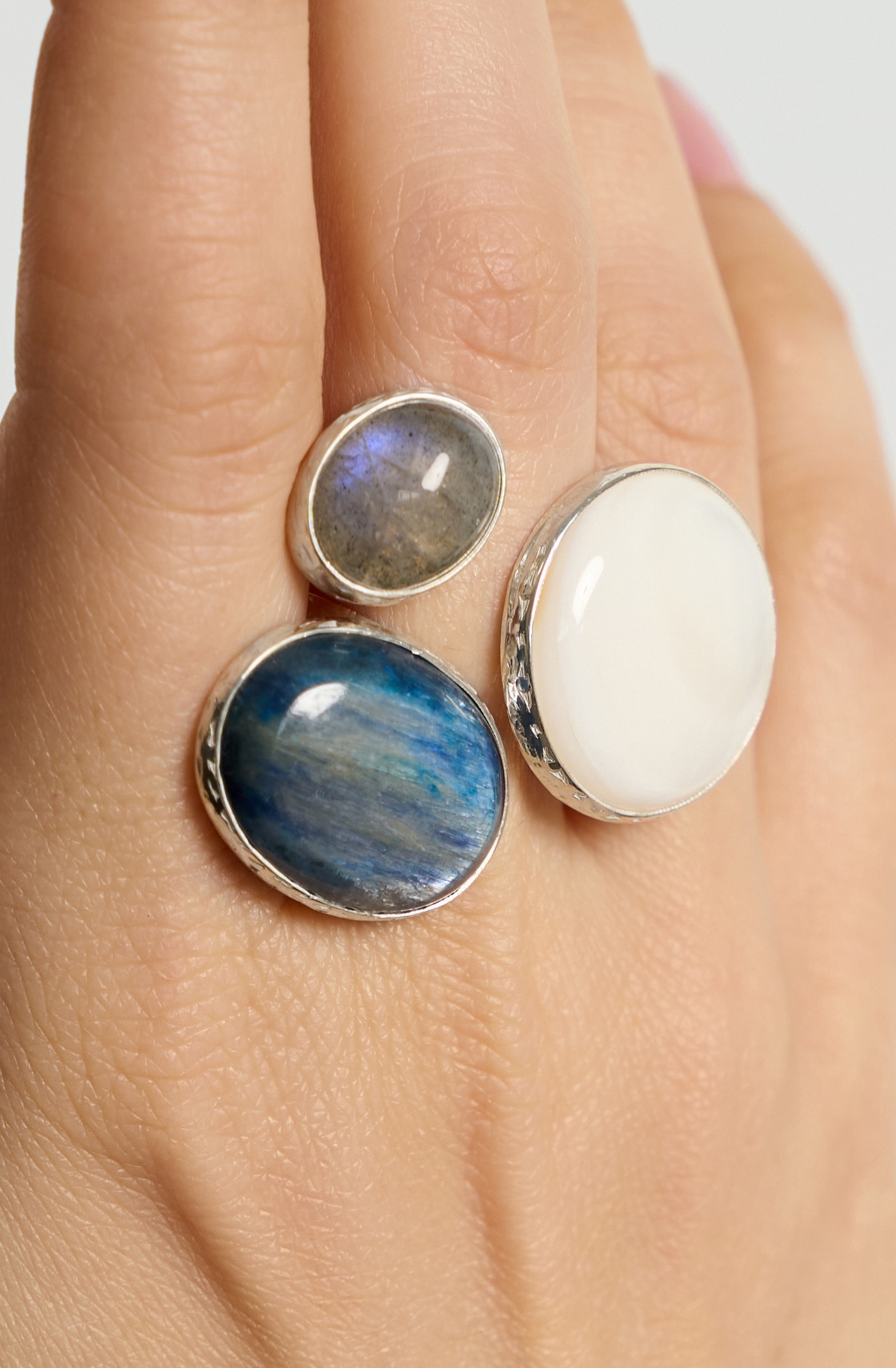 Кольцо с перламутром, кианитом и лабрадоритом