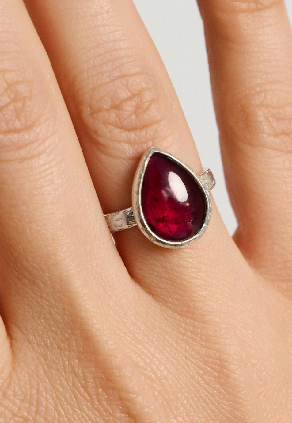 Кольцо с гранатом