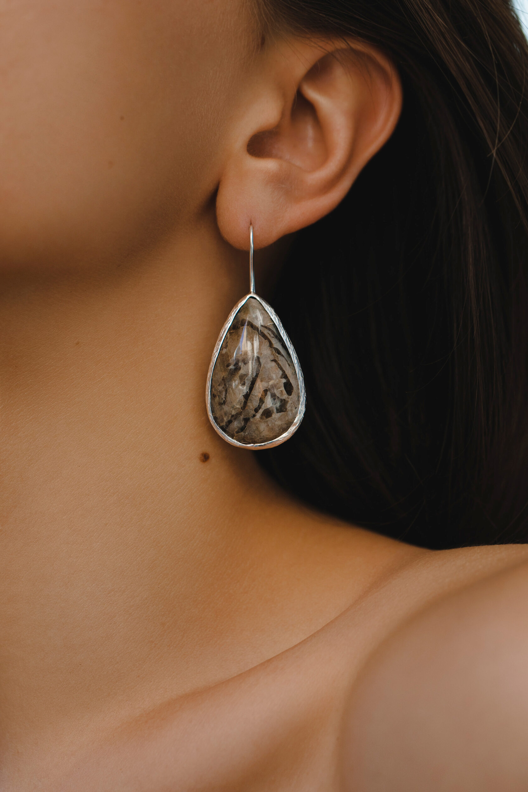 Серьги с лунным пегматитом