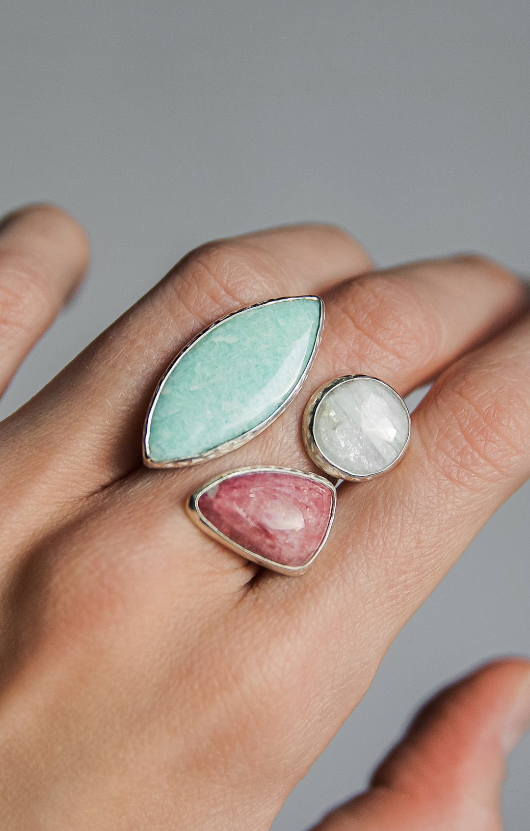 Кольцо с амазонитом, беломоритом и турмалином