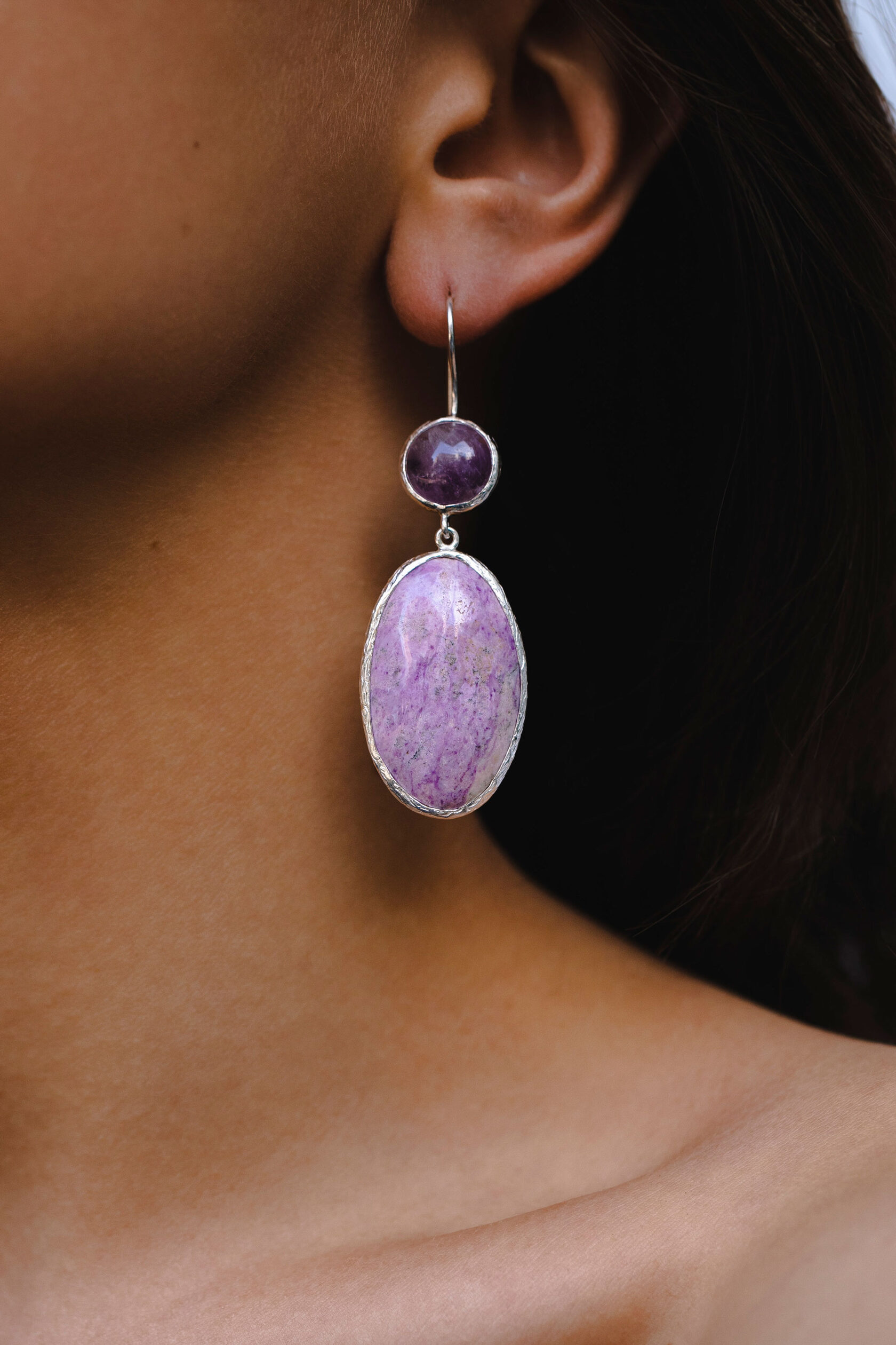 Серьги с аметистом, гранатом и уссингитом