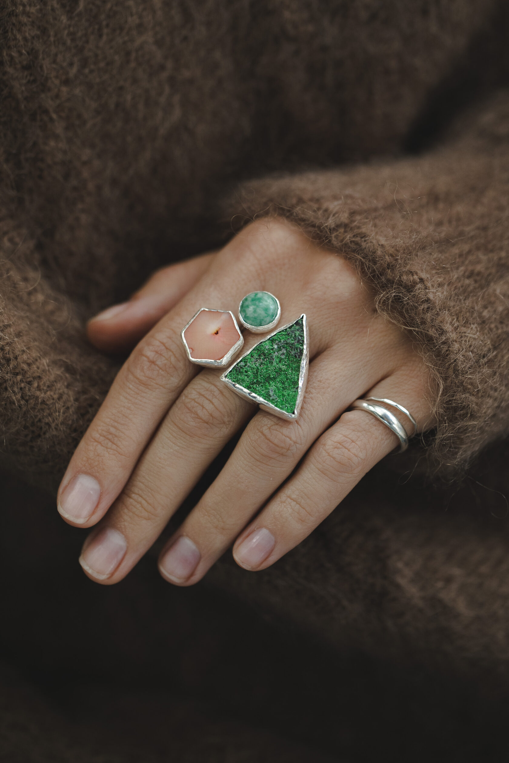 Кольцо с уваровитом, яшмой и кораллом