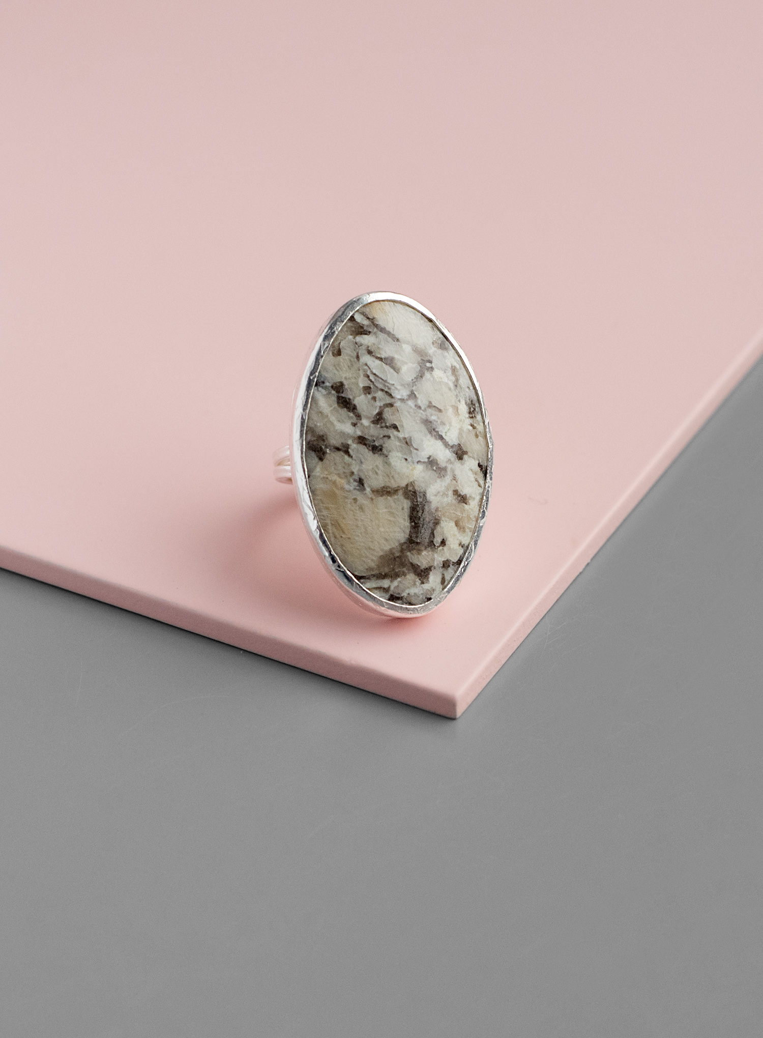 Кольцо с овальным пегматитом