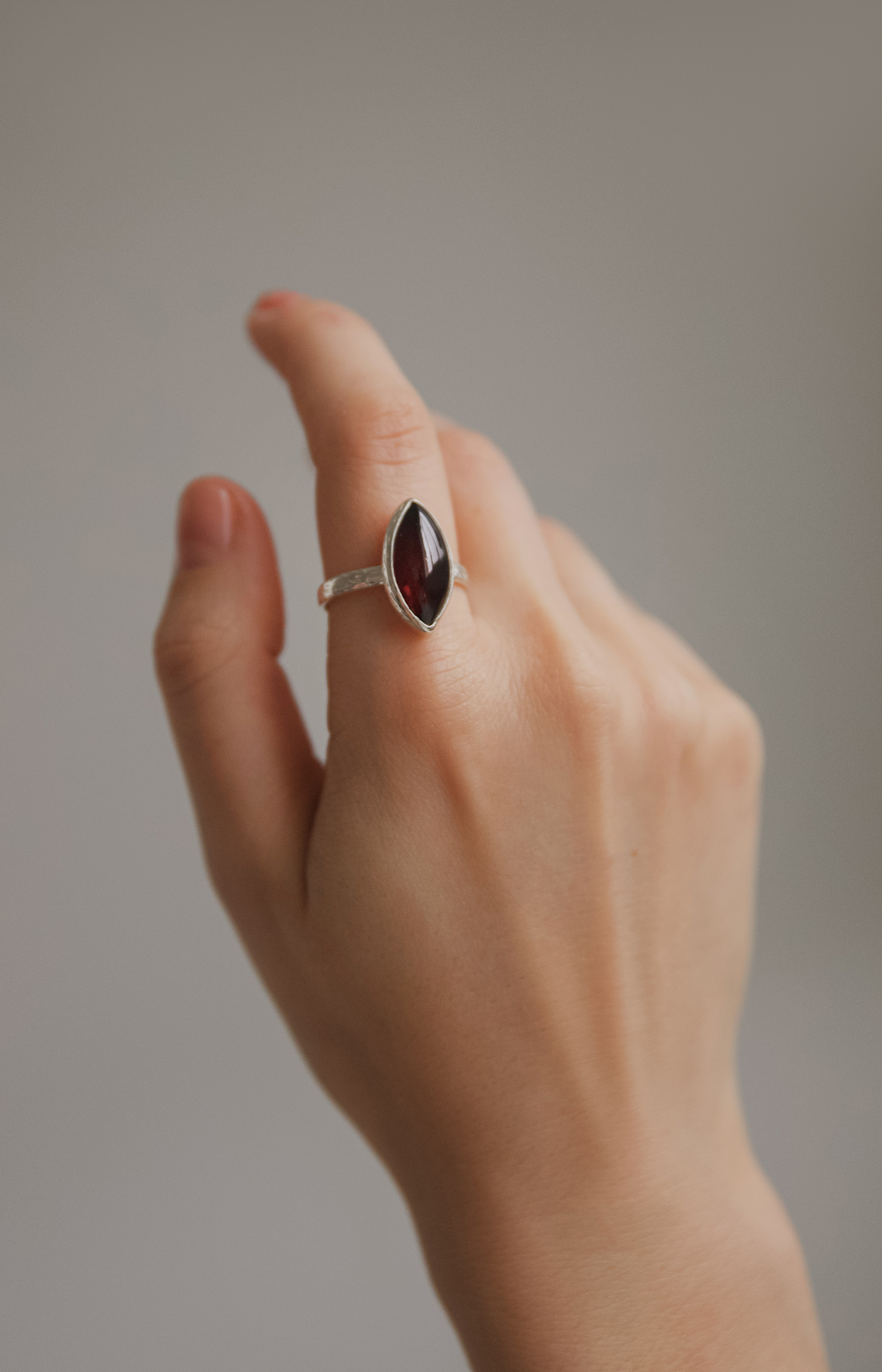 Кольцо с гранатом