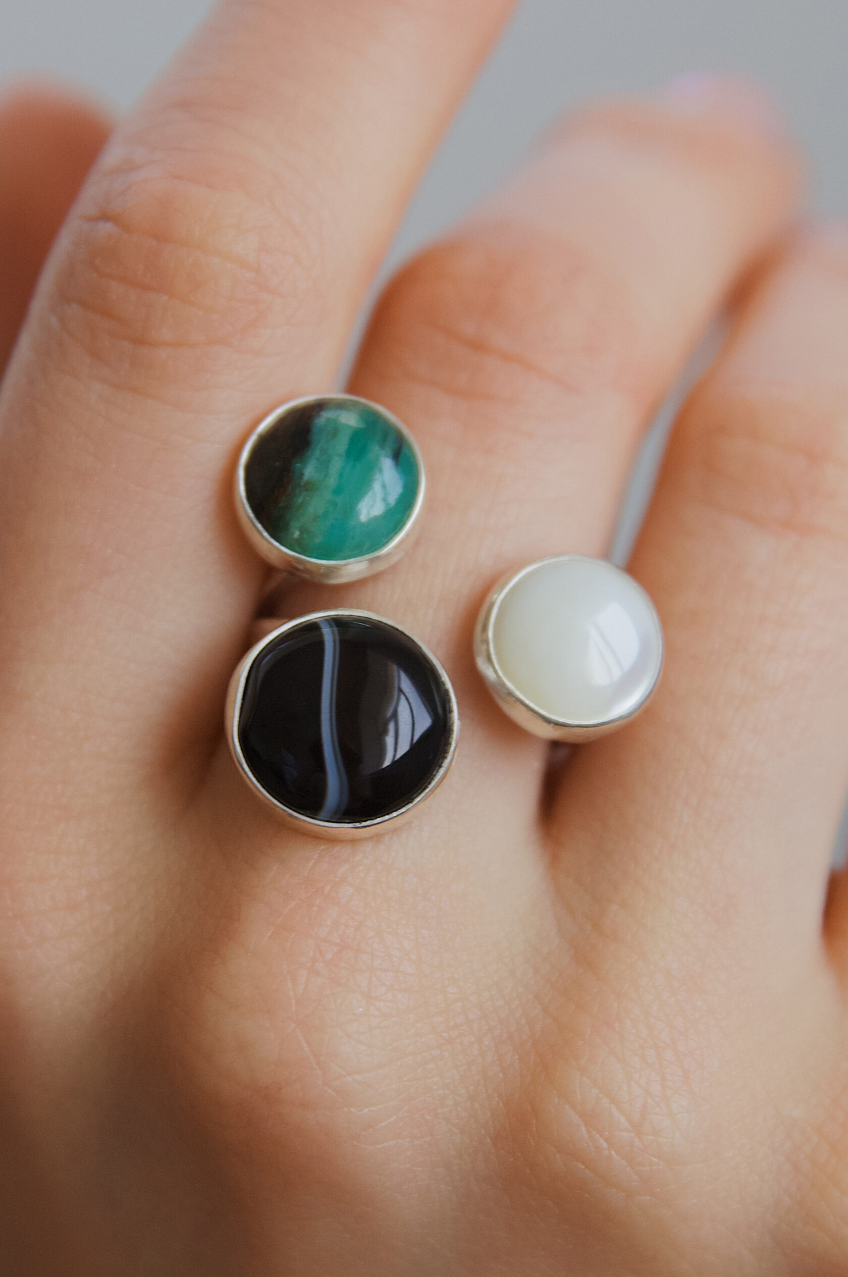 Кольцо с перламутром, перуанским опалом и агатом