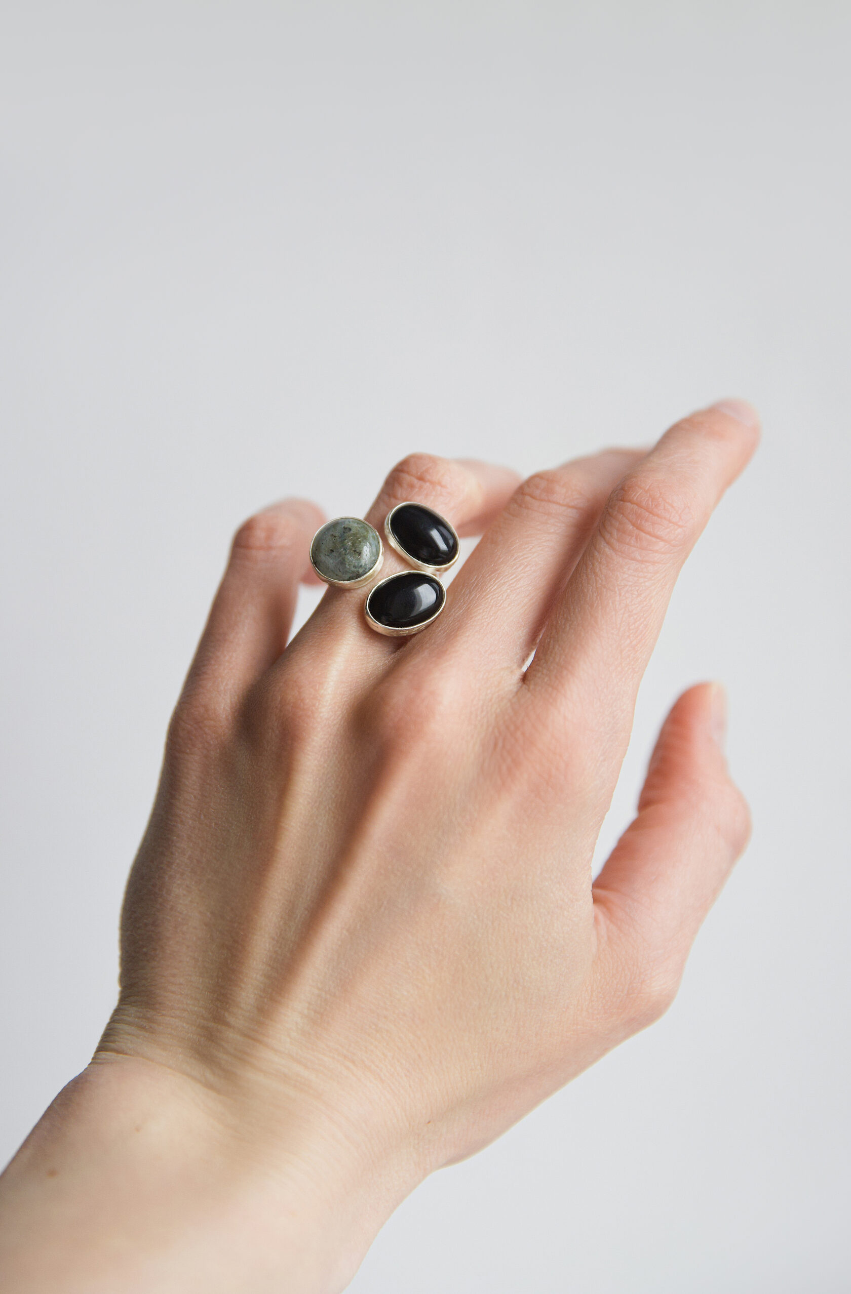 Кольцо с лабрадоритом и агатом