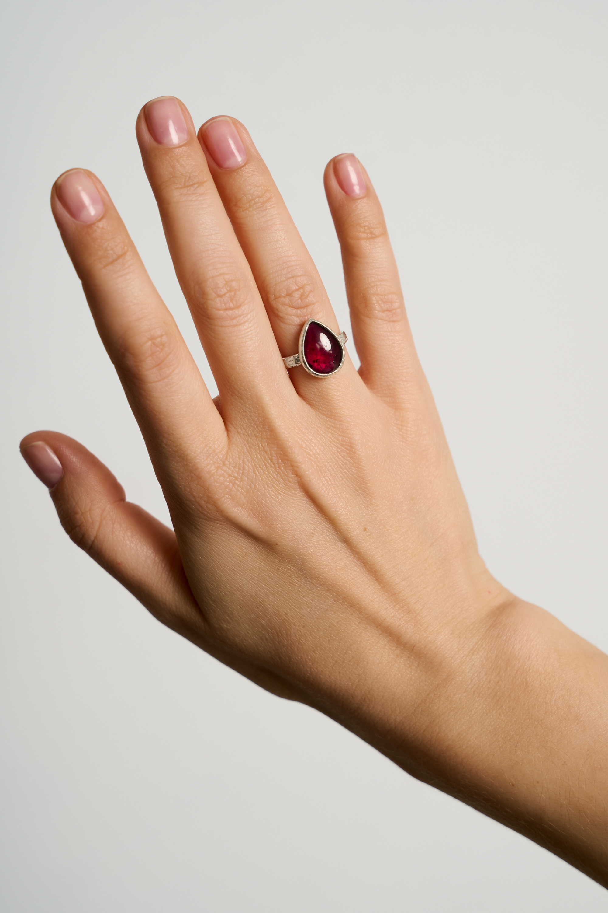 Кольцо с гранатом