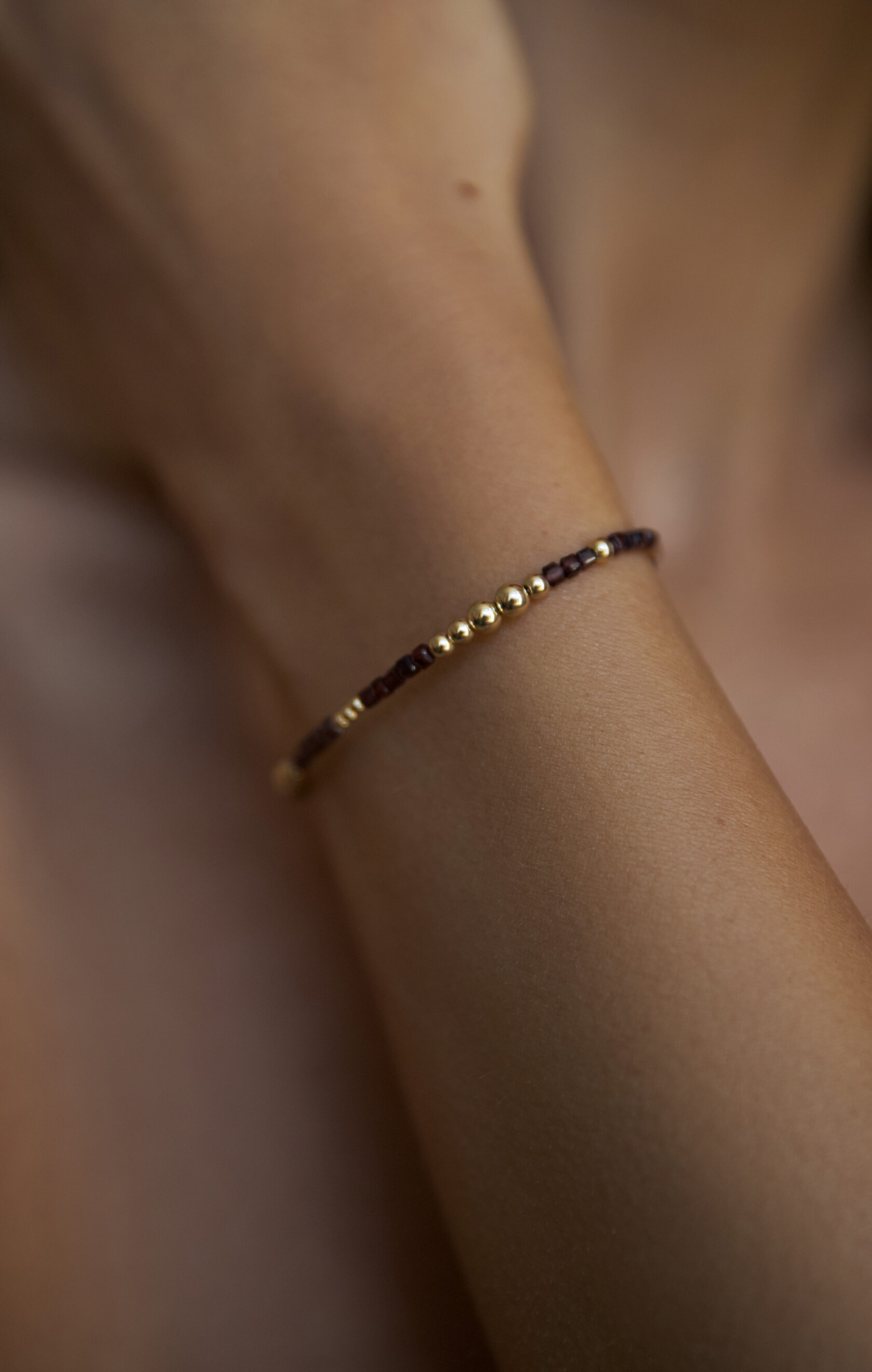 Браслет с бусинами граната