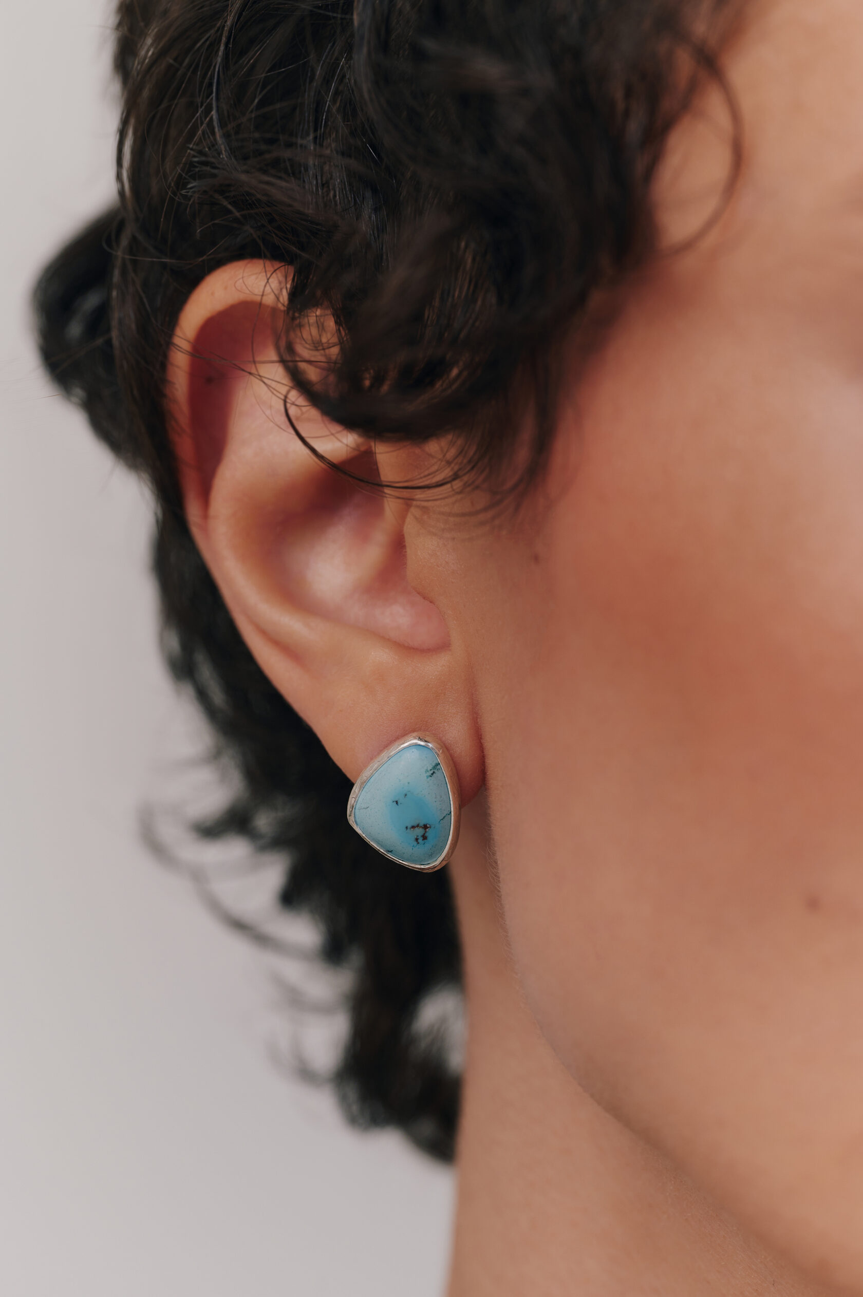 Пусеты с бирюзой треугольные