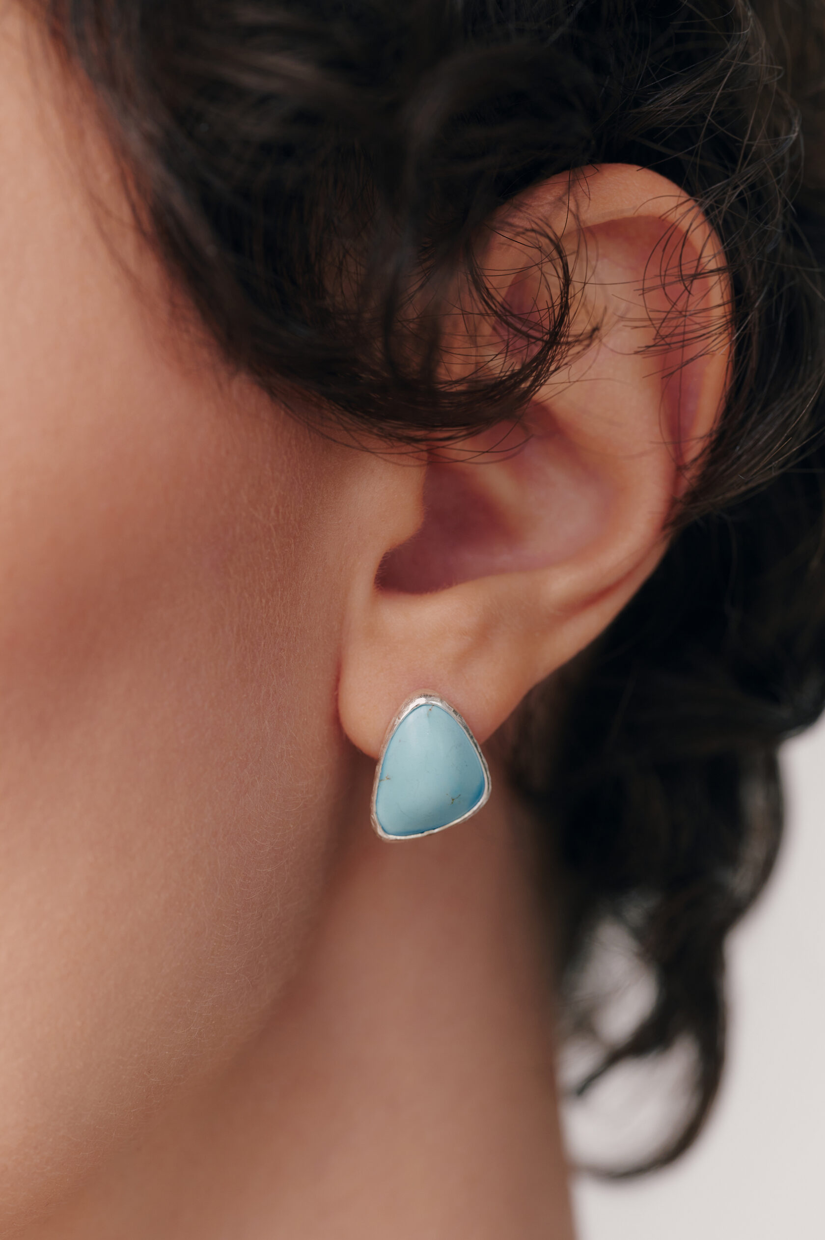 Пусеты с бирюзой треугольные