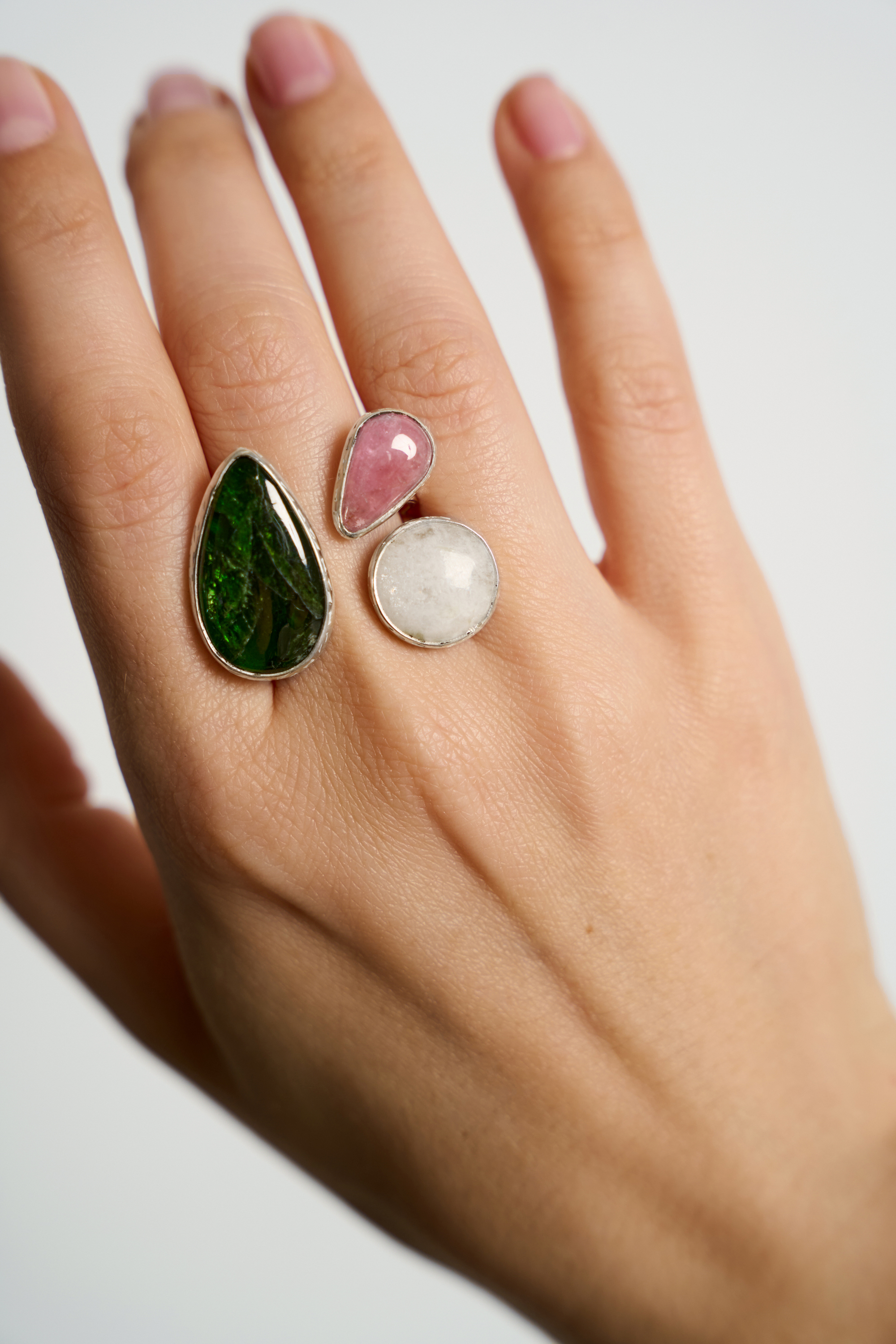 Кольцо с хромдиопсидом, турмалином и беломоритом