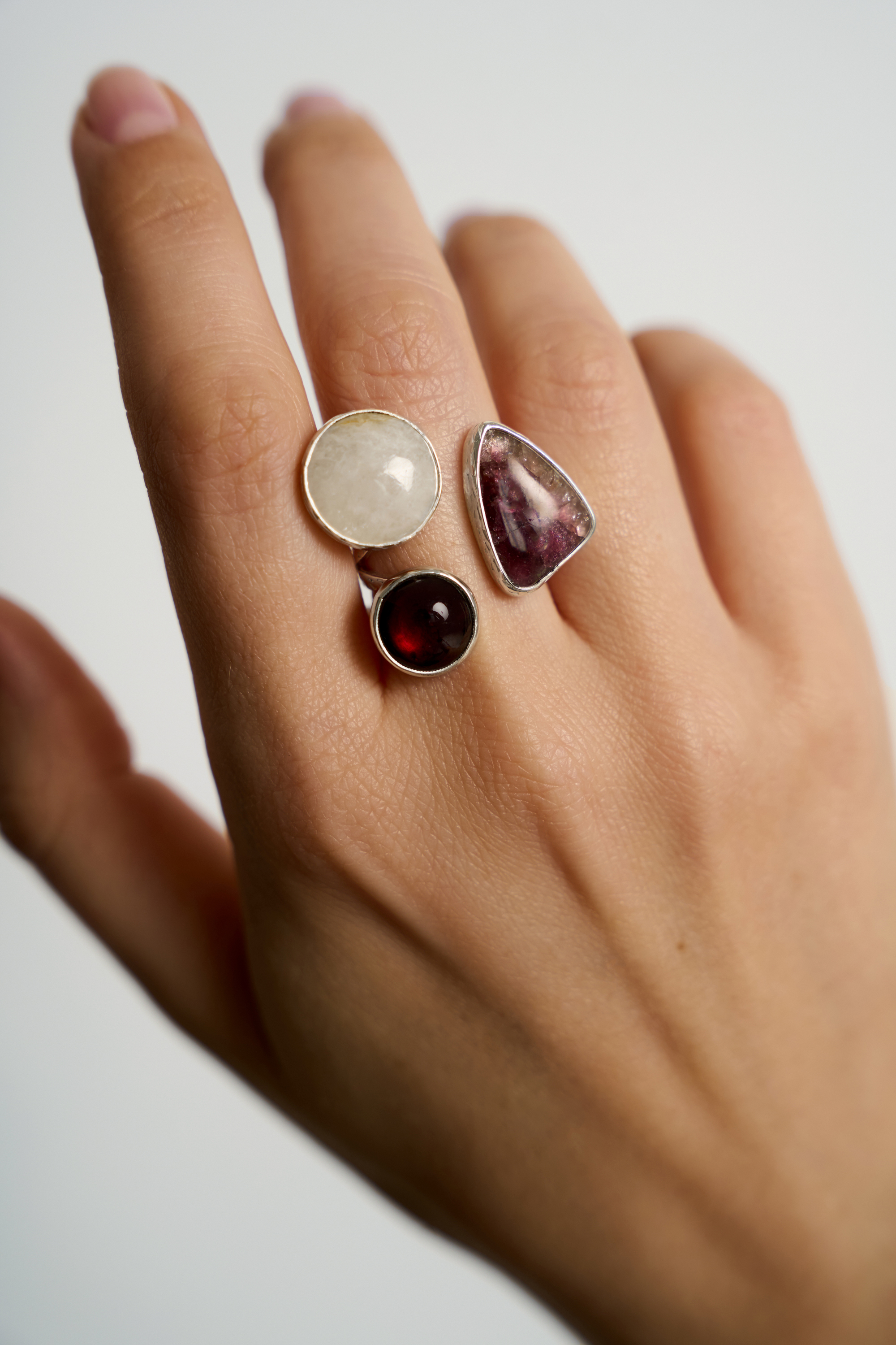 Кольцо с турмалином, гранатом и беломоритом