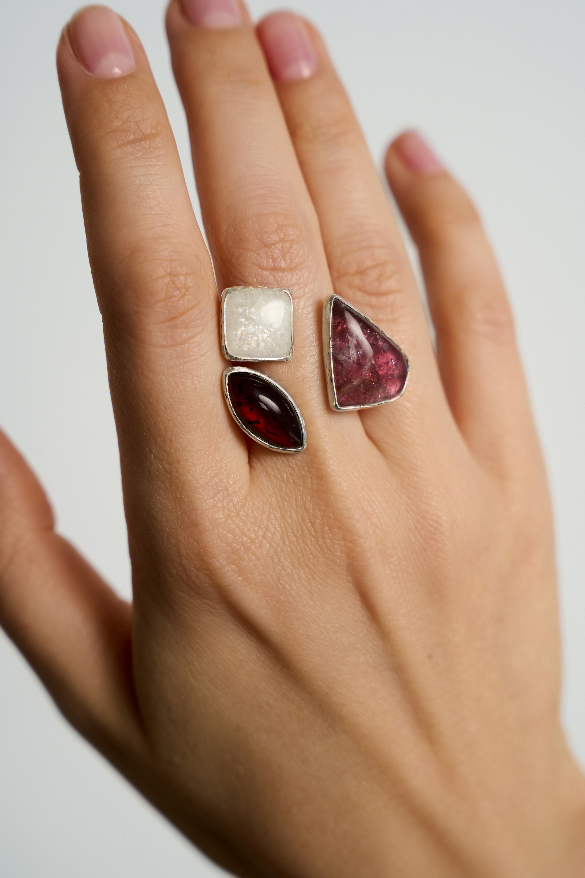 Кольцо с турмалином, гранатом и беломоритом