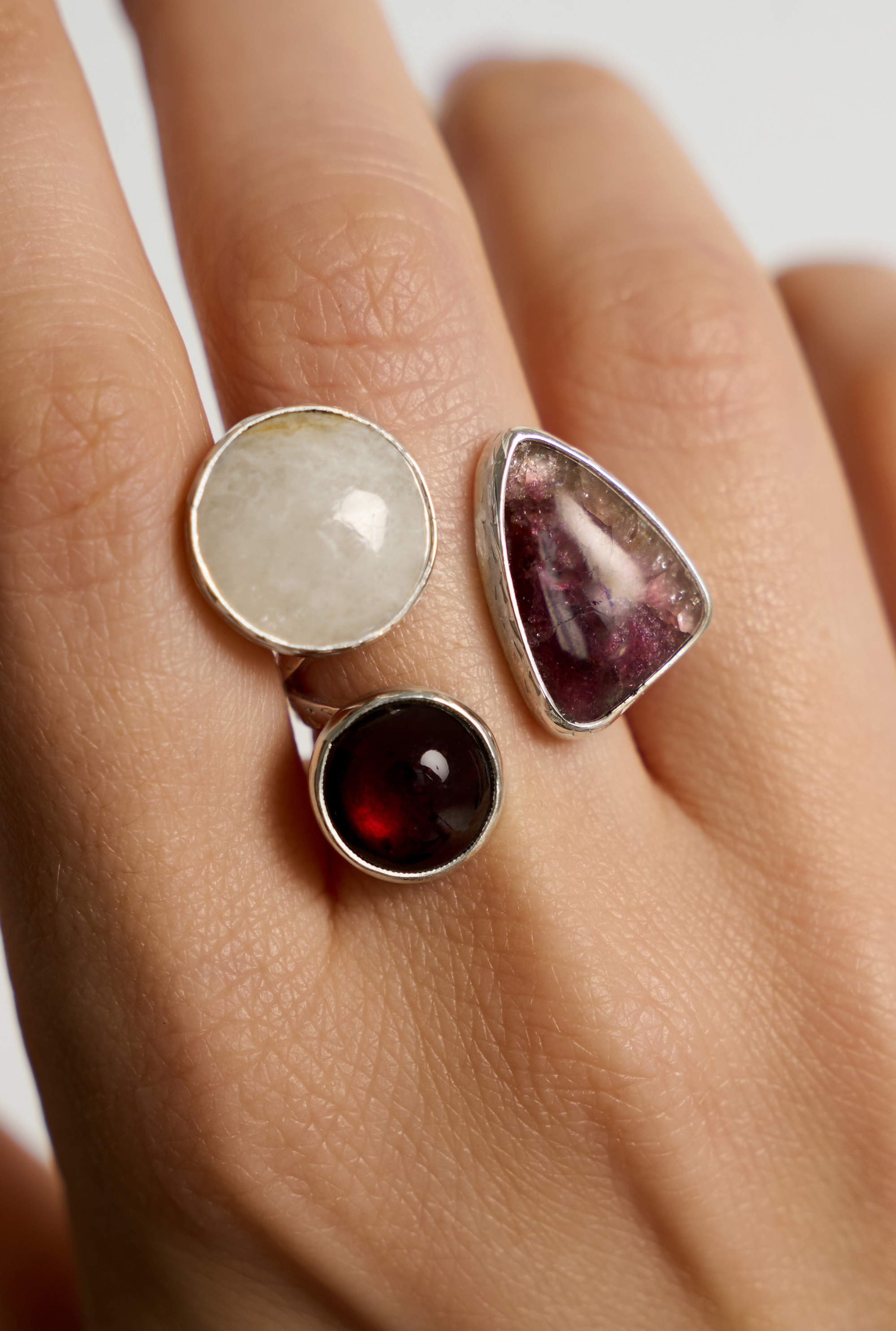 Кольцо с турмалином, гранатом и беломоритом