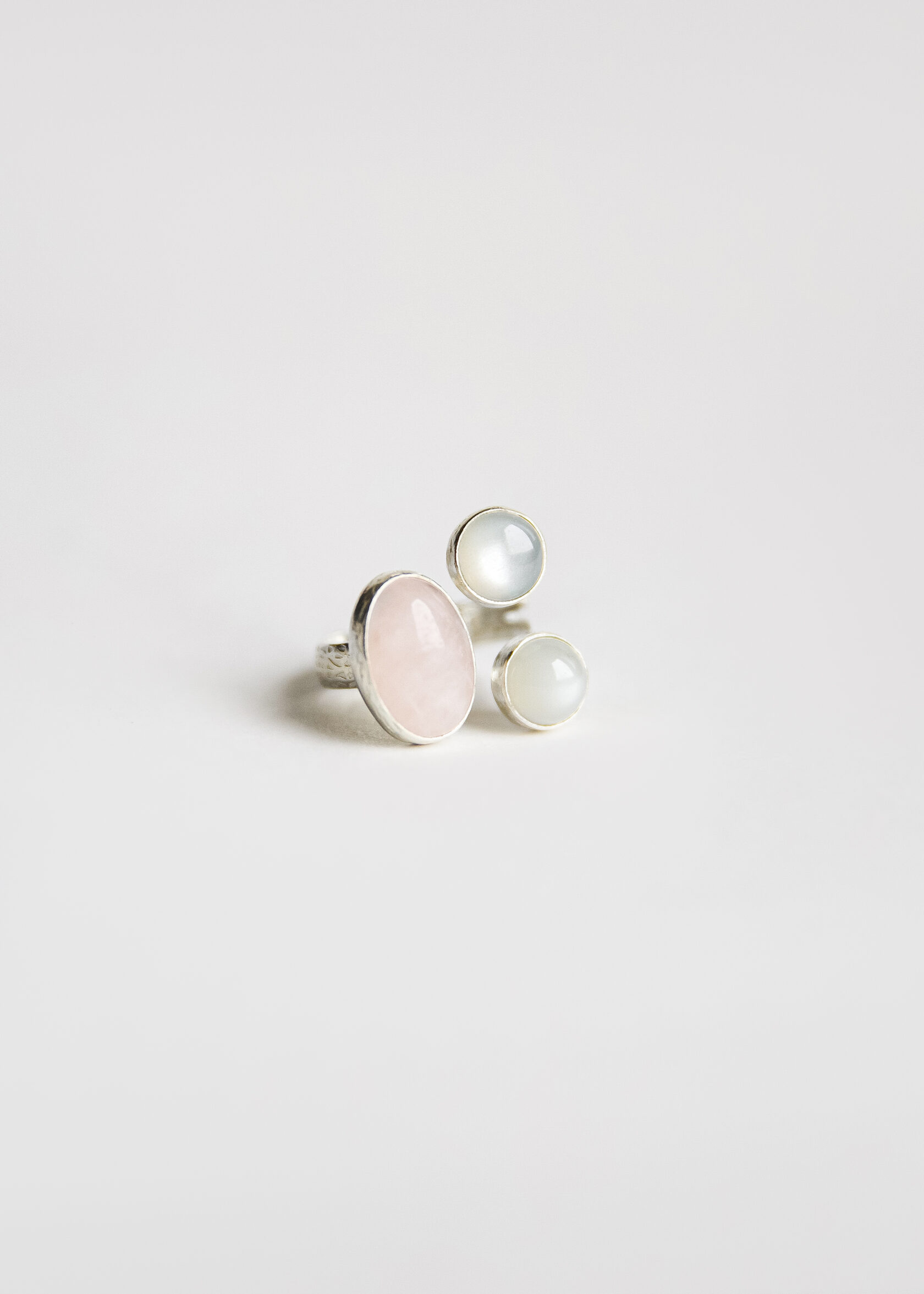 Кольцо с розовым кварцем и перламутром