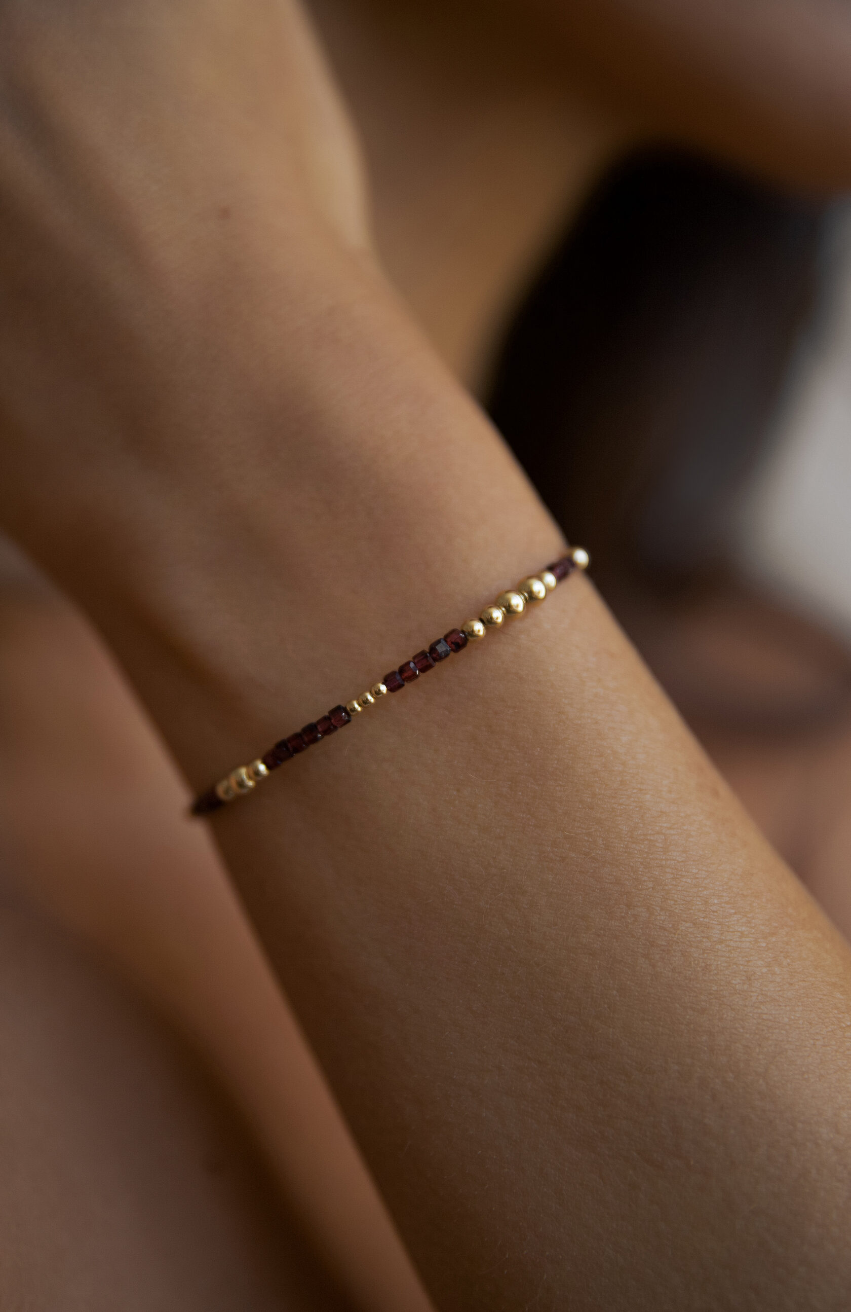 Браслет с бусинами граната