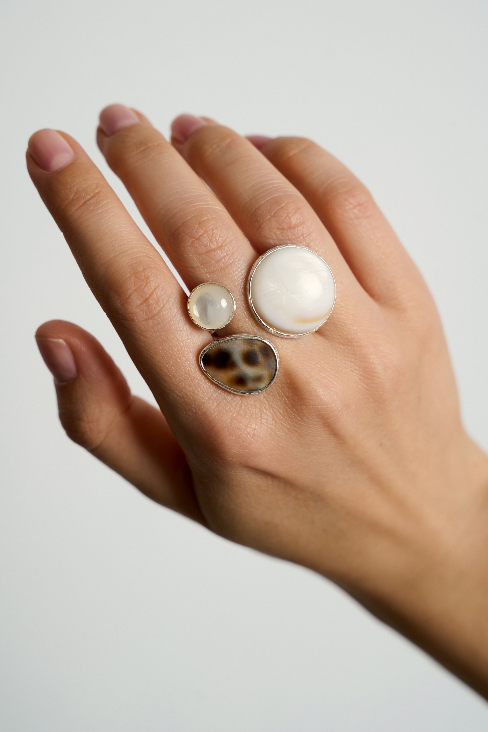 Кольцо с перламутром