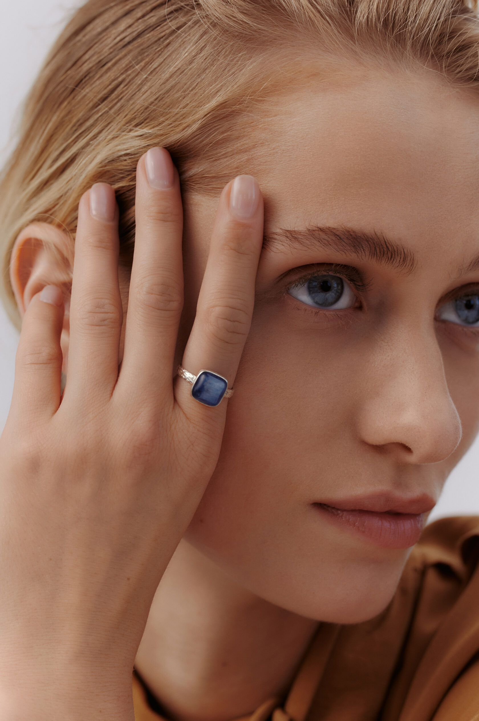 Кольцо с кианитом