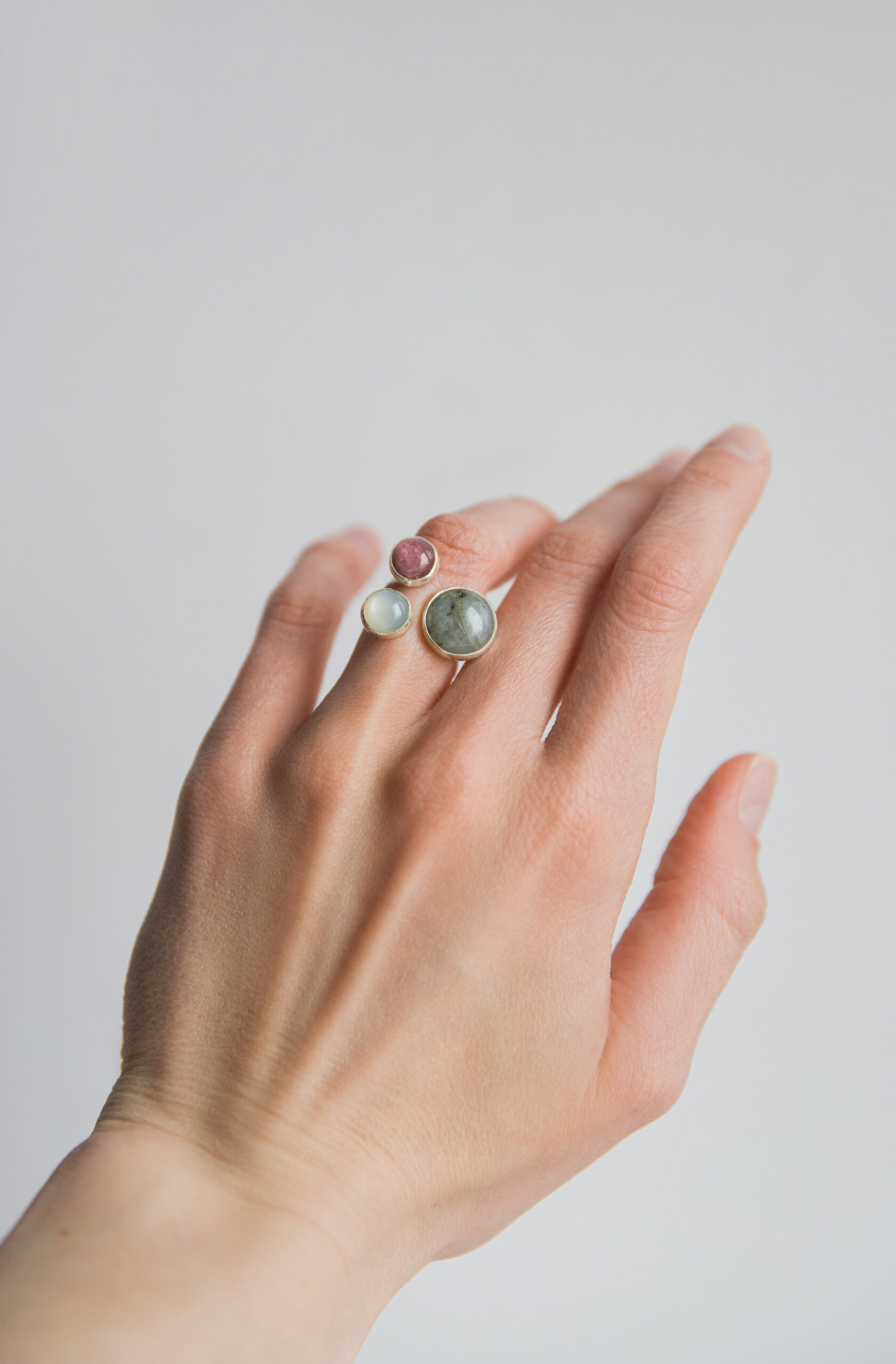 Кольцо с перламутром, турмалином и лабрадоритом