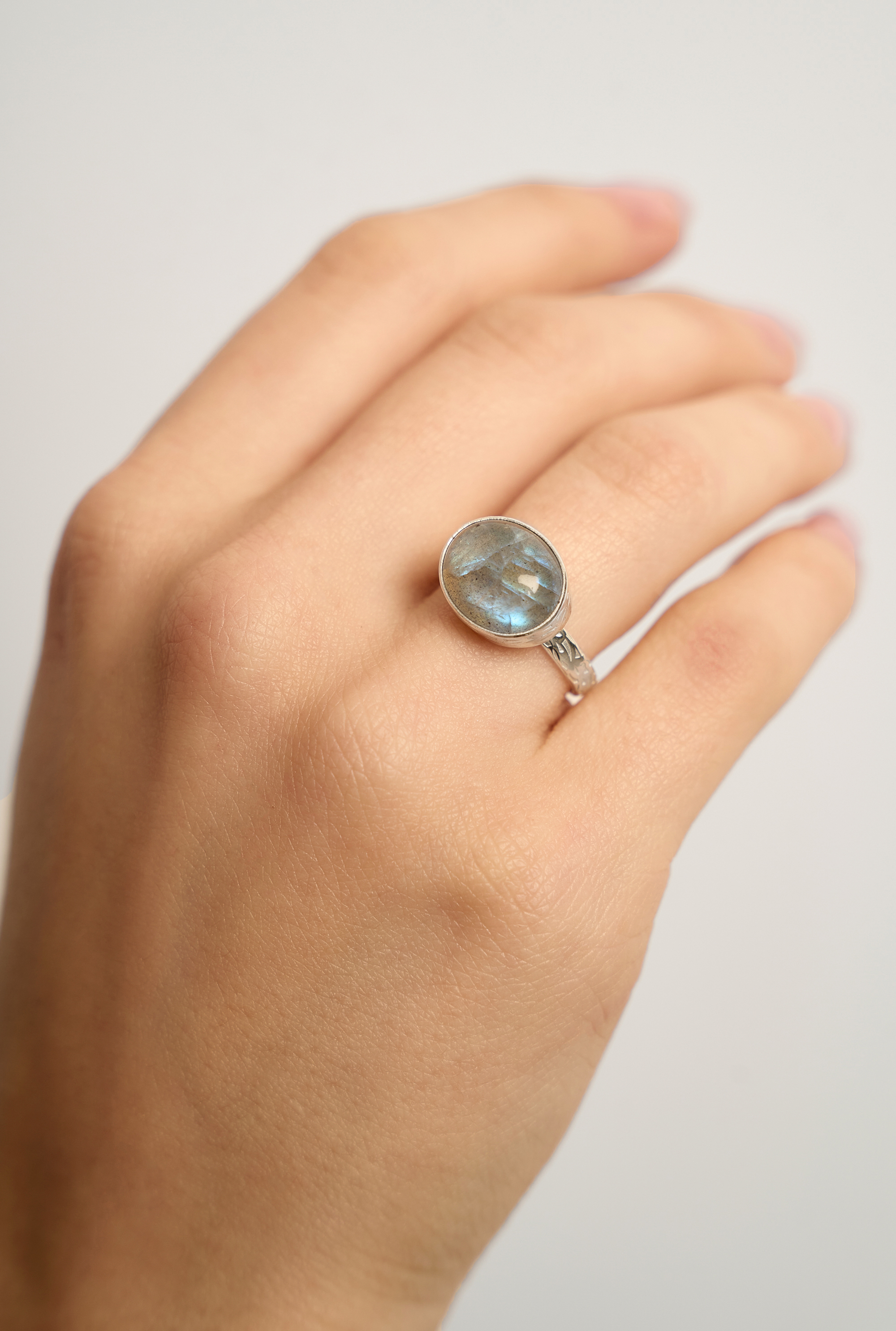 Кольцо с лабрадоритом
