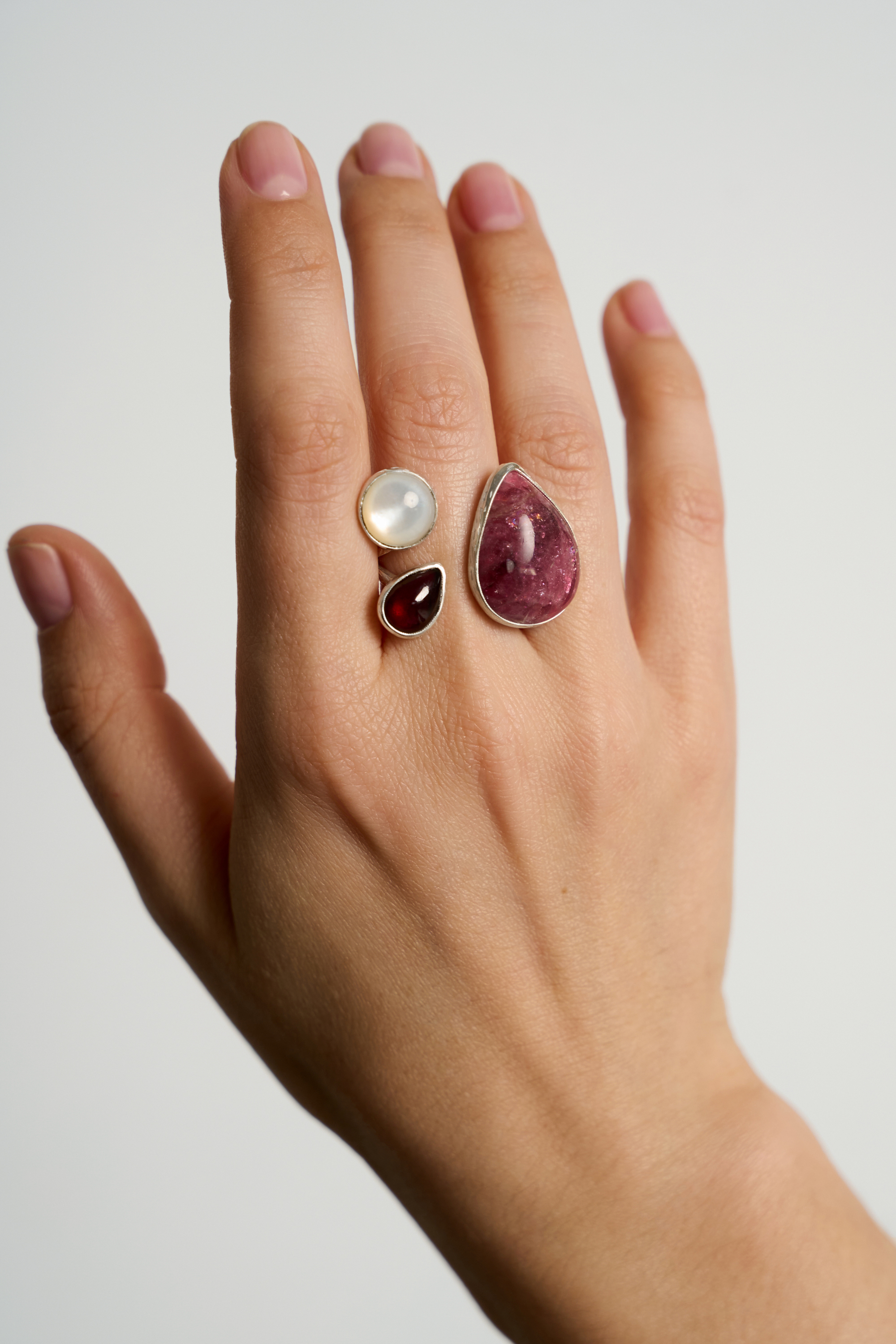 Кольцо с турмалином, гранатом и перламутром Кольцо с турмалином, гранатом и перламутром