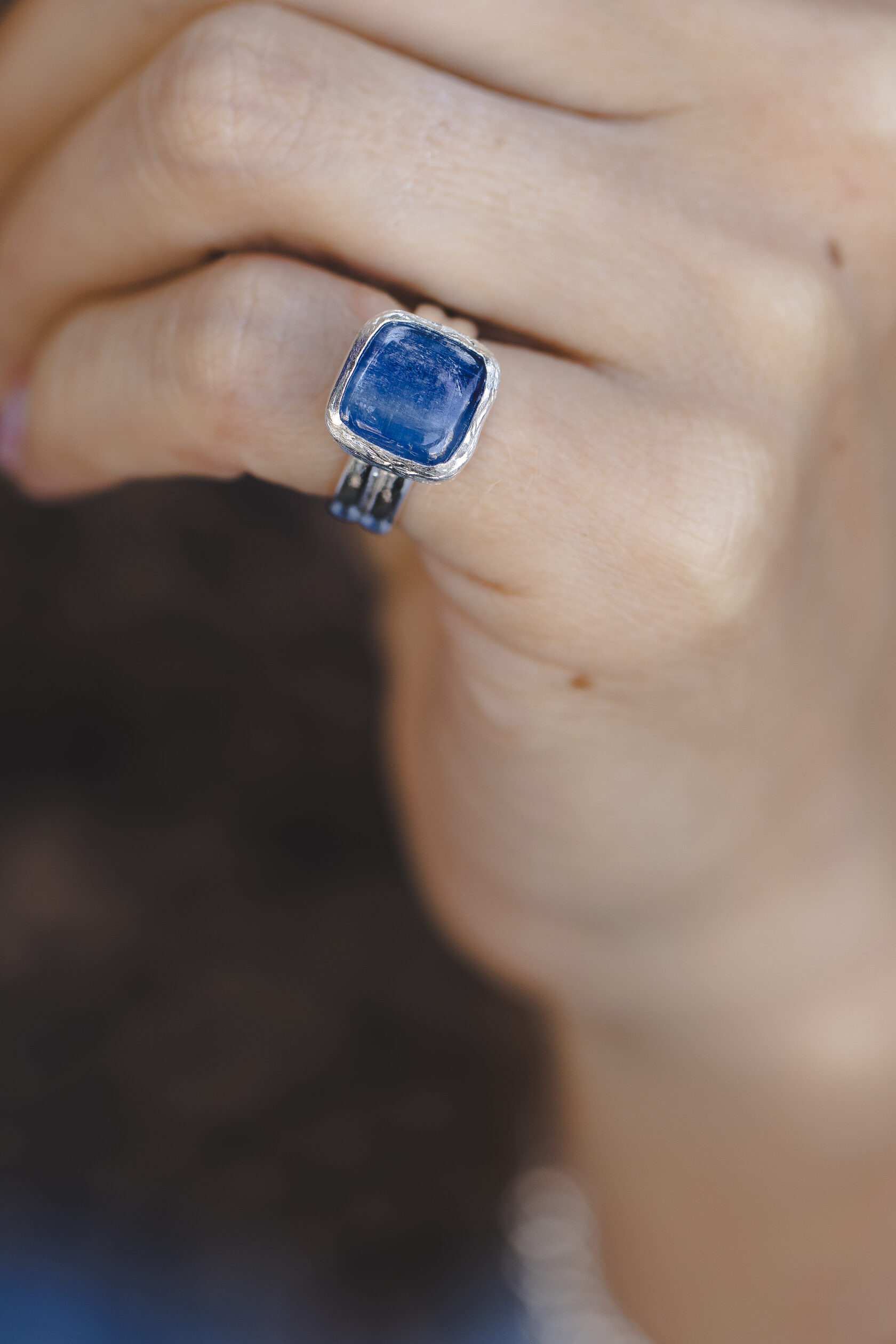 Кольцо с кианитом