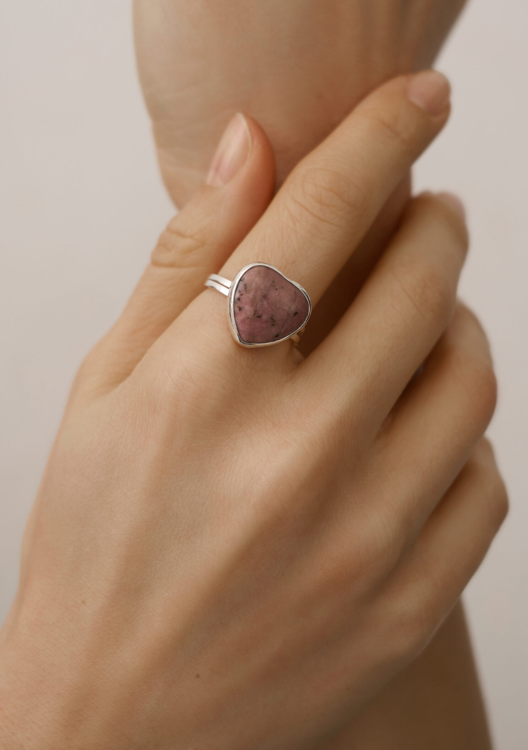 Кольцо Сердце с родонитом