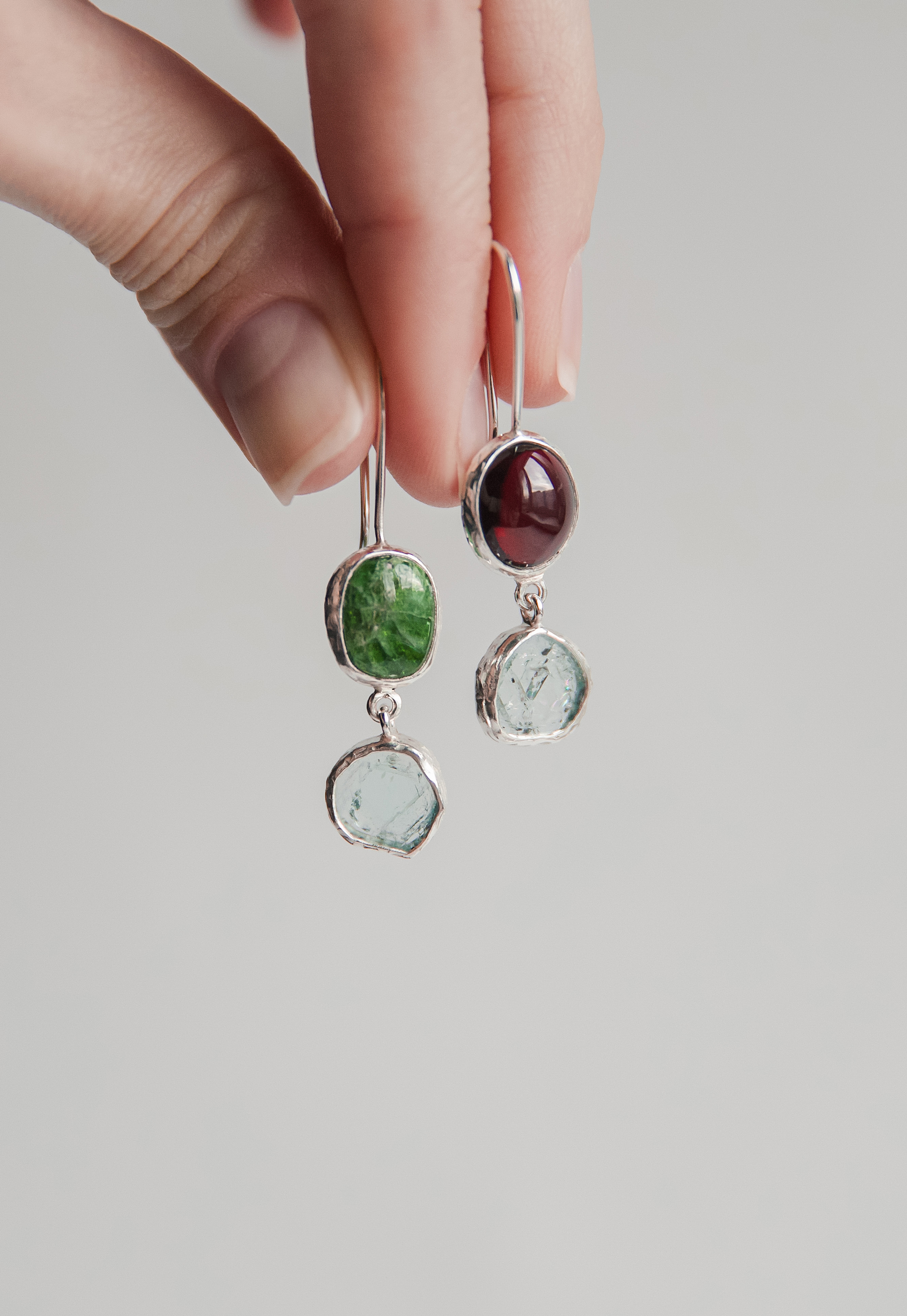 Серьги с гранатом, хромдиопсидом и аквамарином