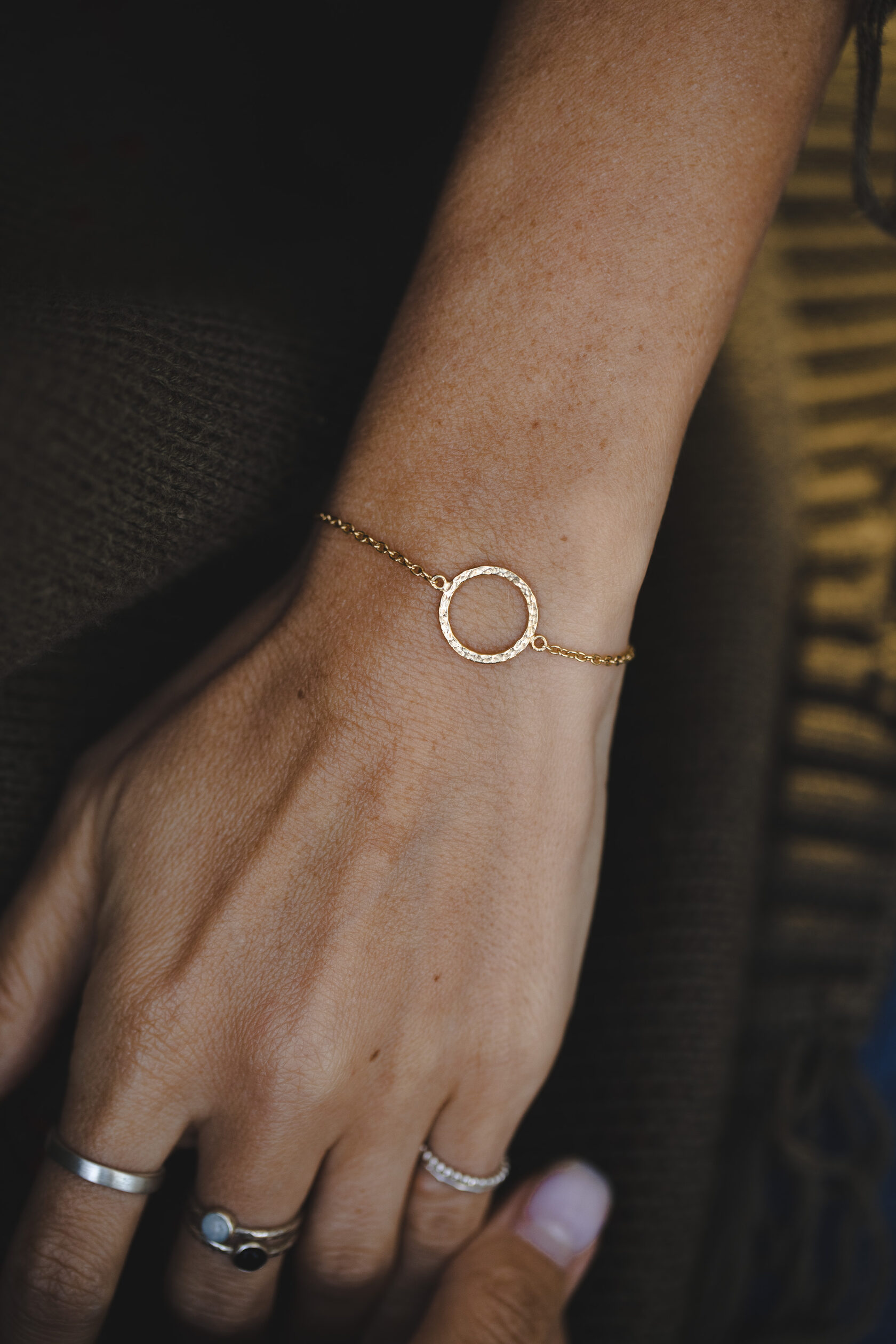 Браслет с мятым кругом