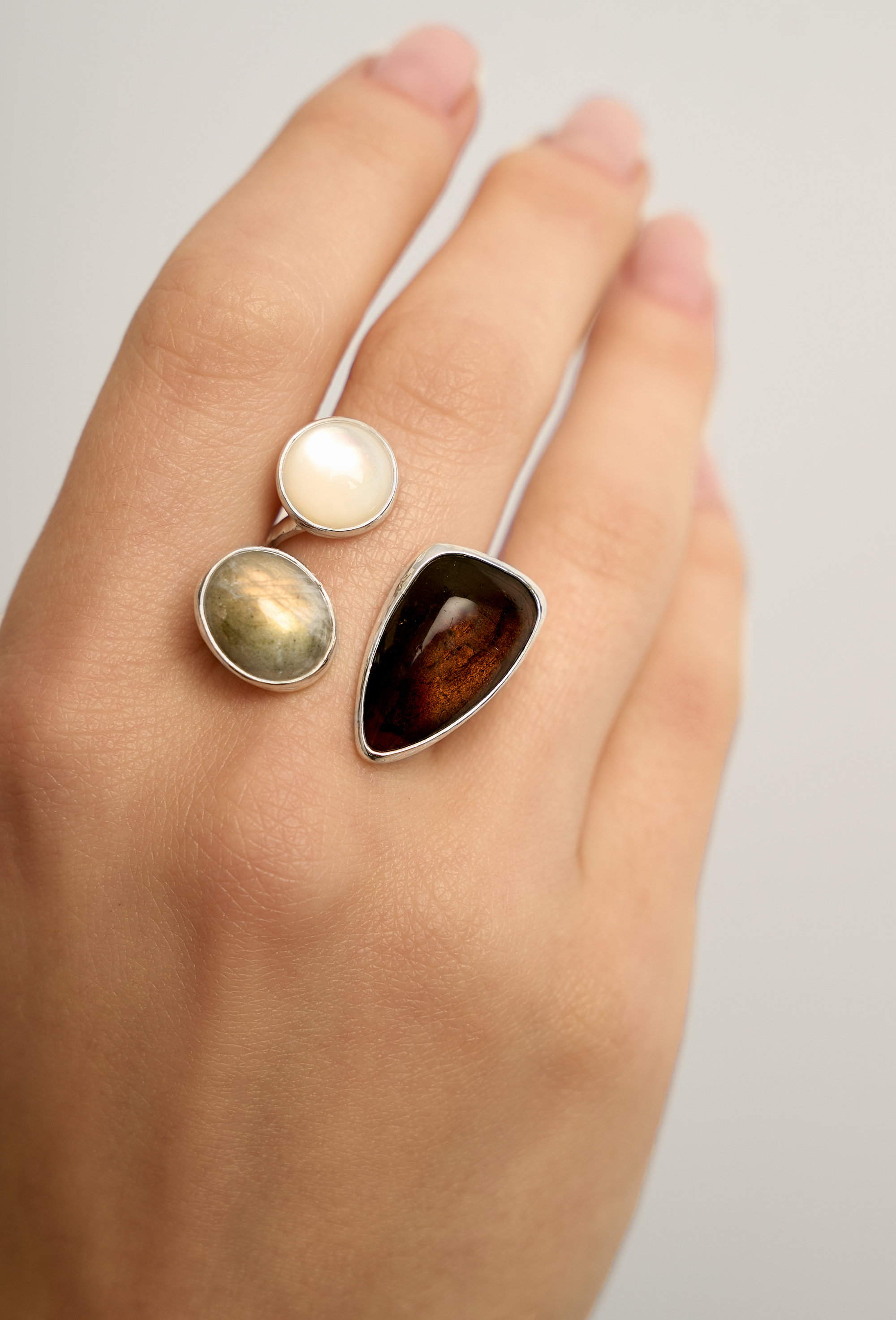 Кольцо с турмалином, лабрадоритом и перламутром