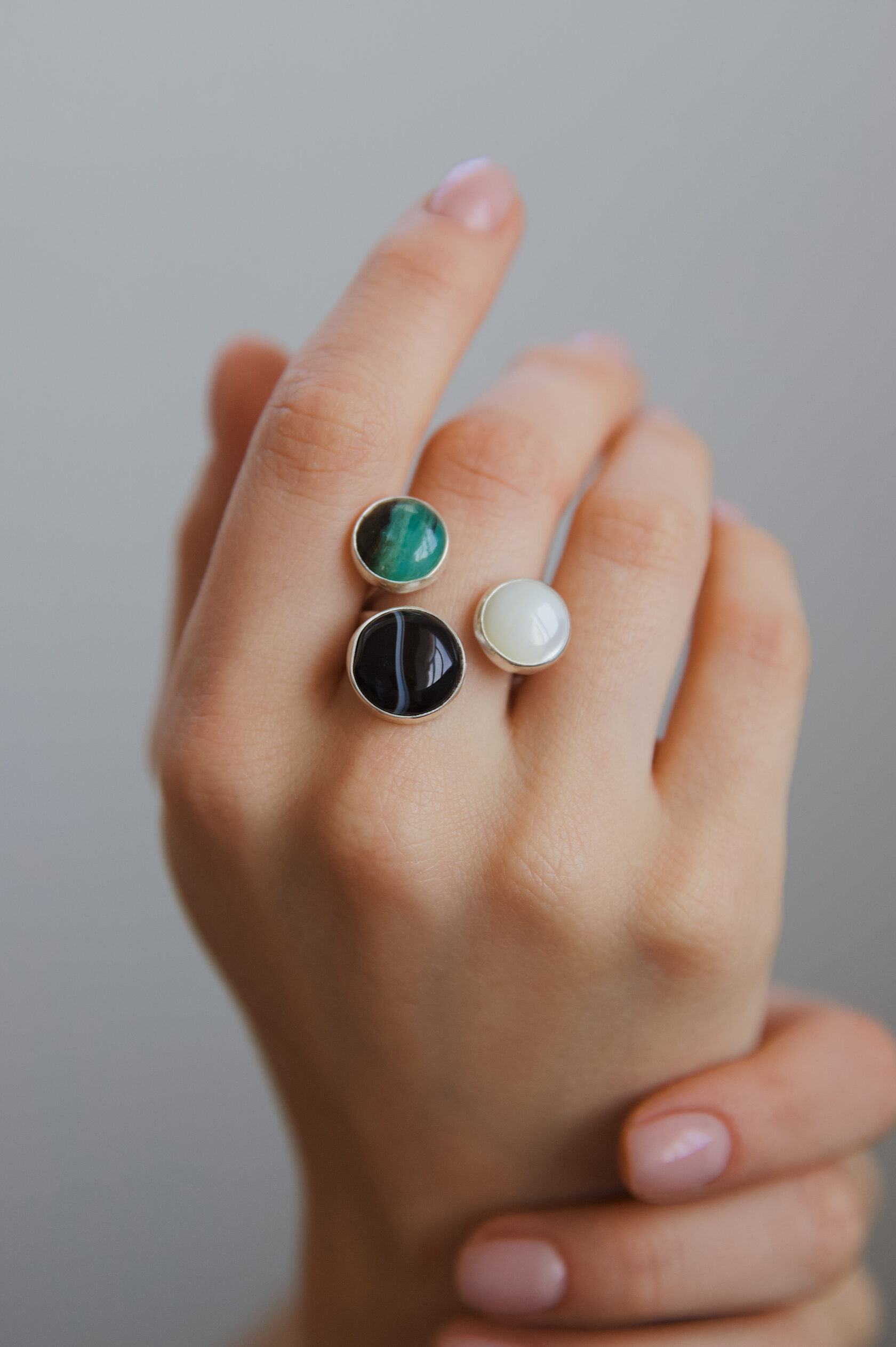 Кольцо с перламутром, перуанским опалом и агатом