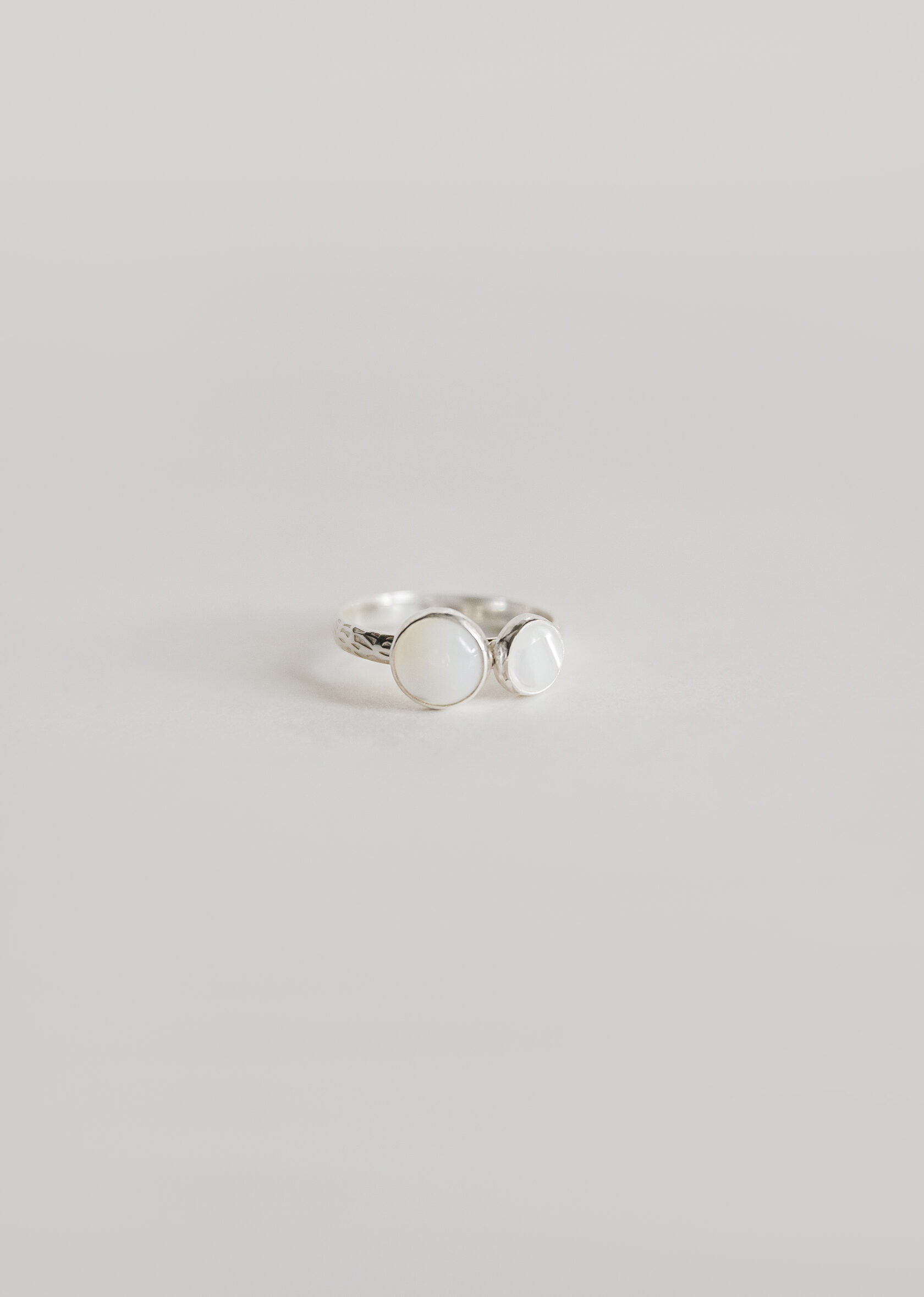 Кольцо с перламутром