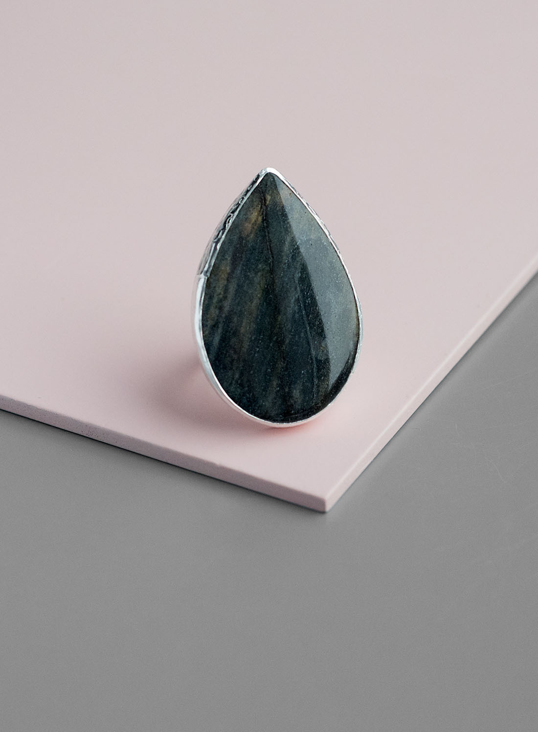 Кольцо с каплей уткинита