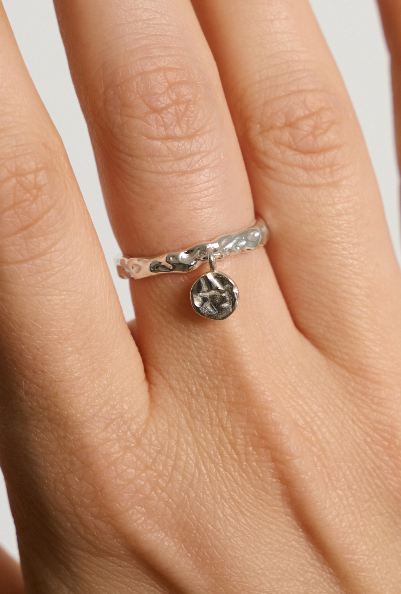 Кольцо с подвеской монета