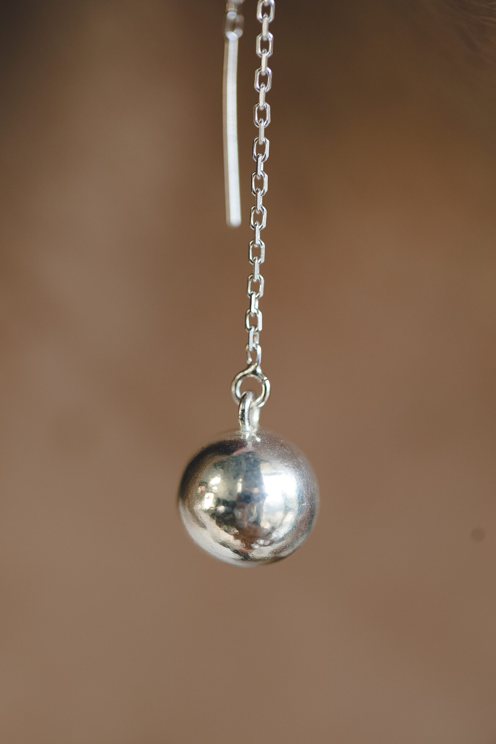 Серьги-цепочки с серебряной бусиной