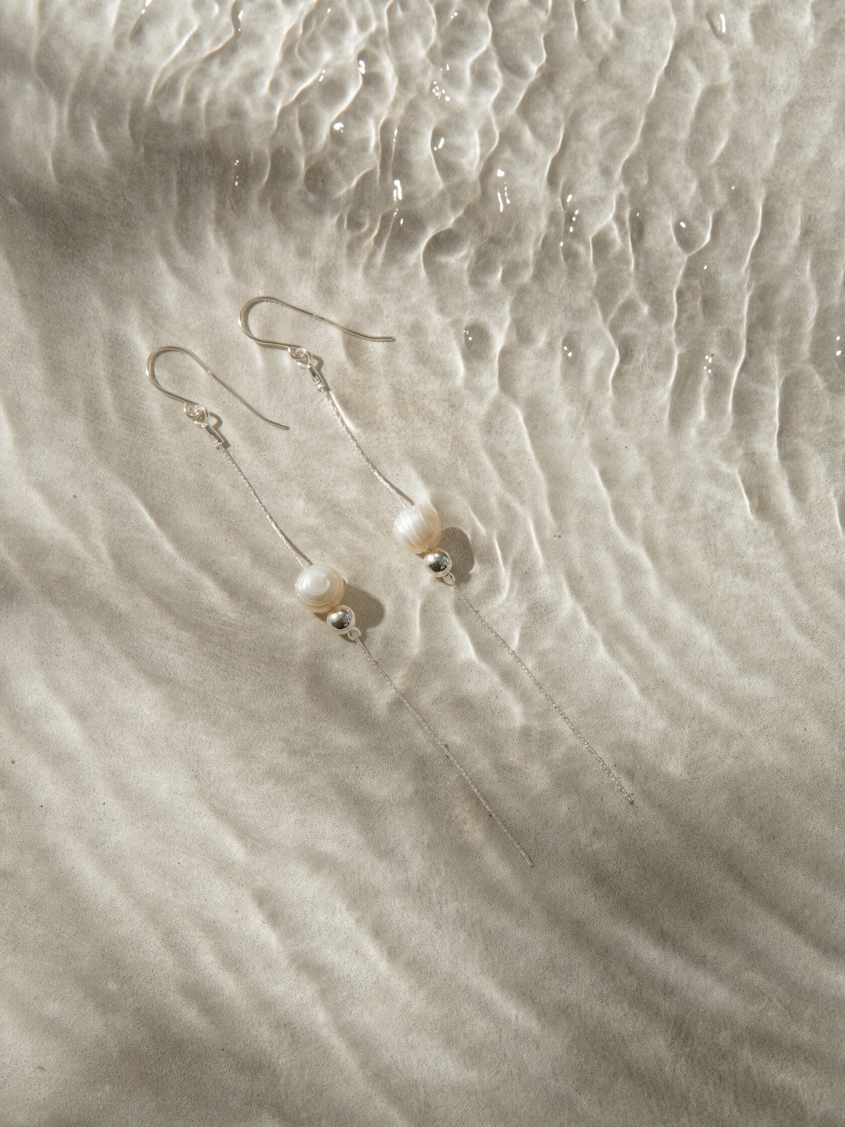 Серьги-цепочки с жемчугом и серебряной бусиной Серьги-цепочки с жемчугом и серебряной бусиной