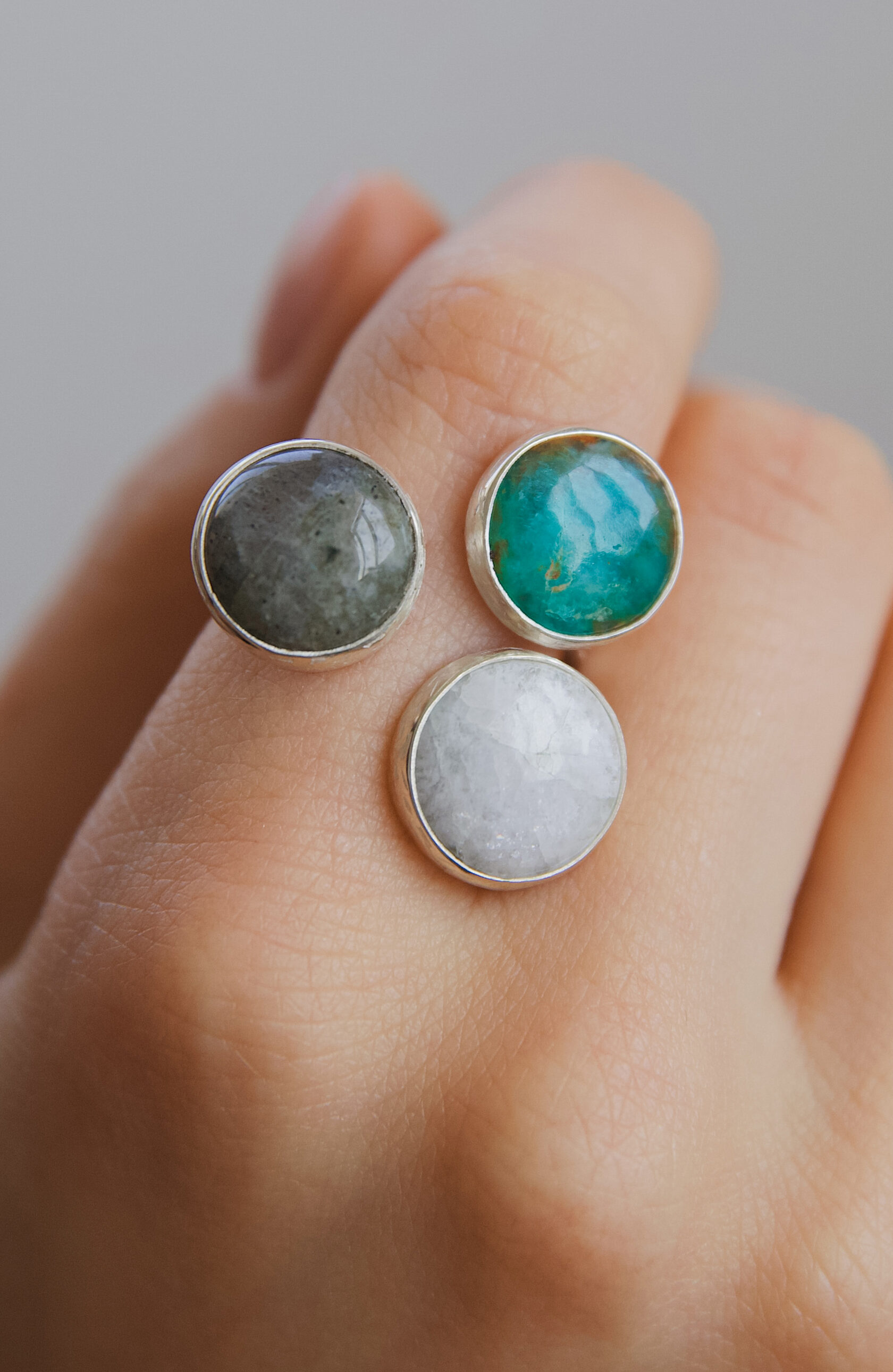 Кольцо с лабрадоритом, беломоритом и перуанским опалом