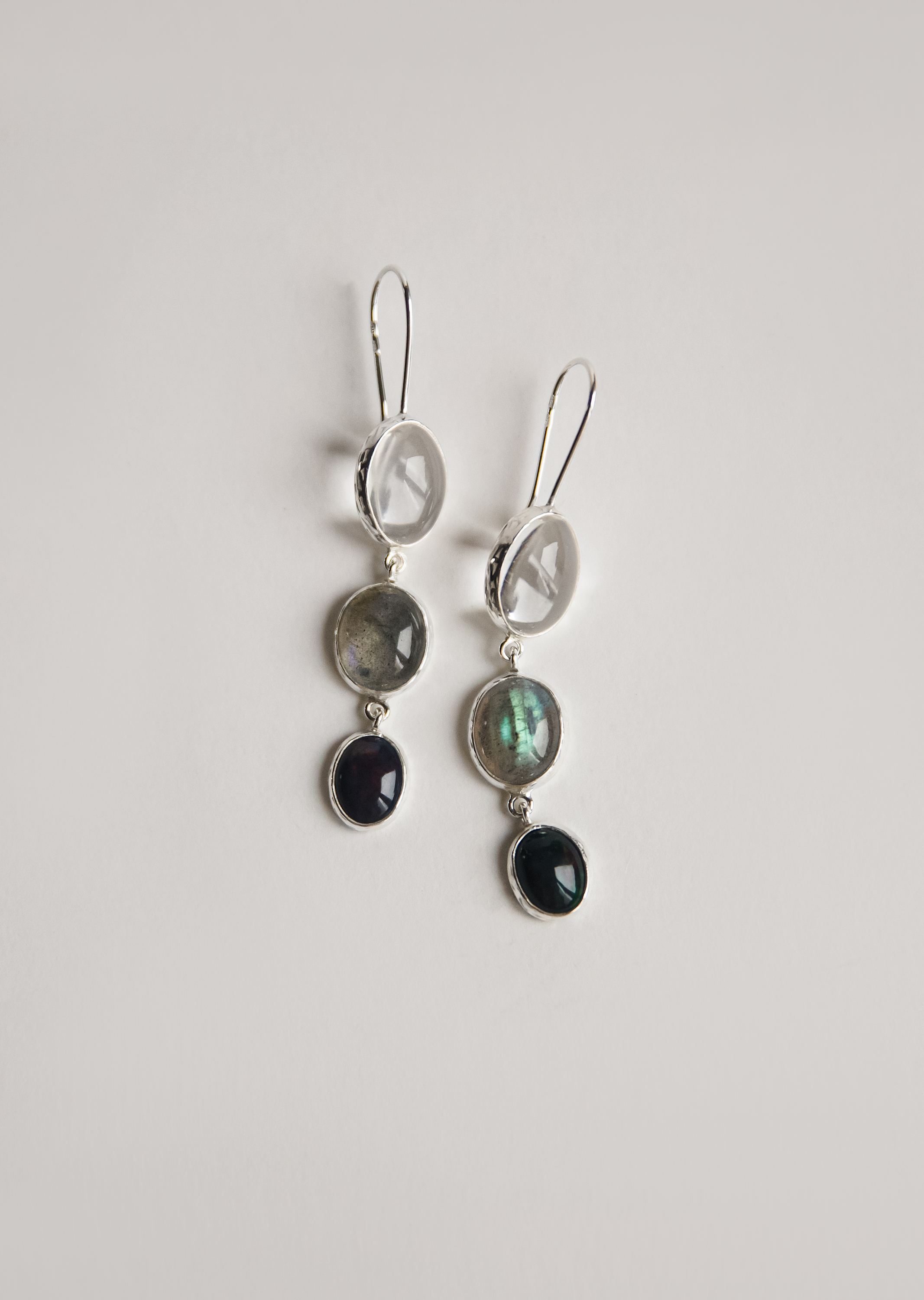 Серьги с горным хрусталем, лабрадоритом и эфиопским опалом