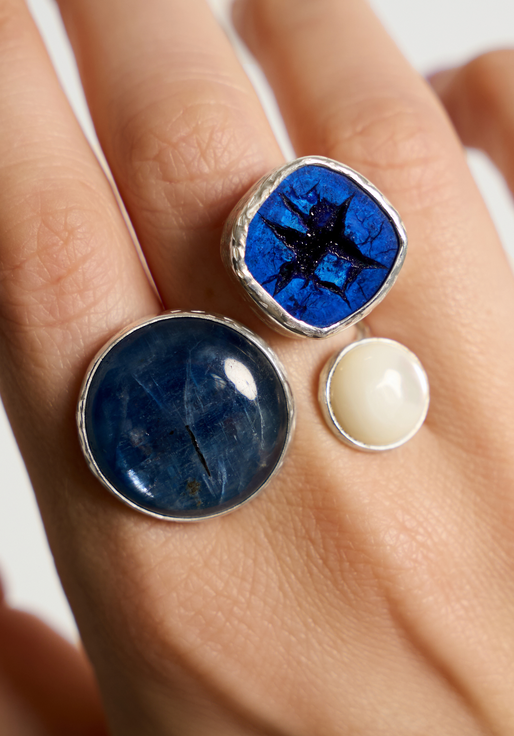 Кольцо с кианитом, перламутром и азуритом