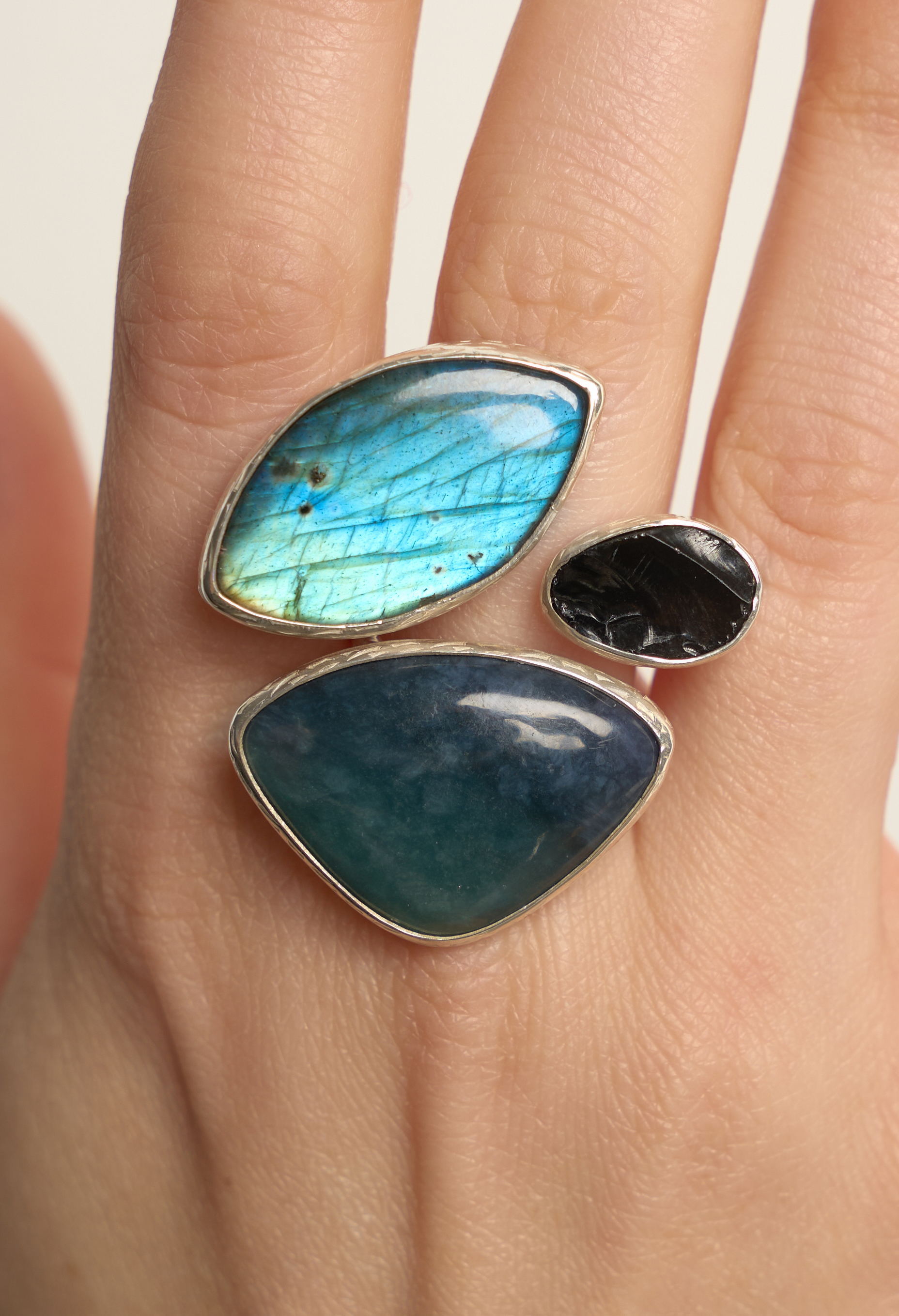 Кольцо со шпинелью, морским офитом и спектролитом