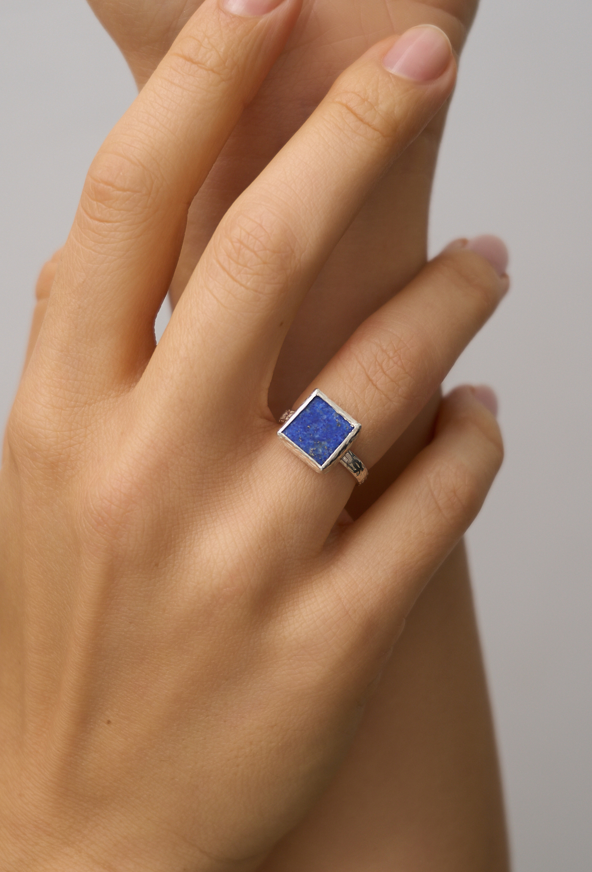 Кольцо с лазуритом