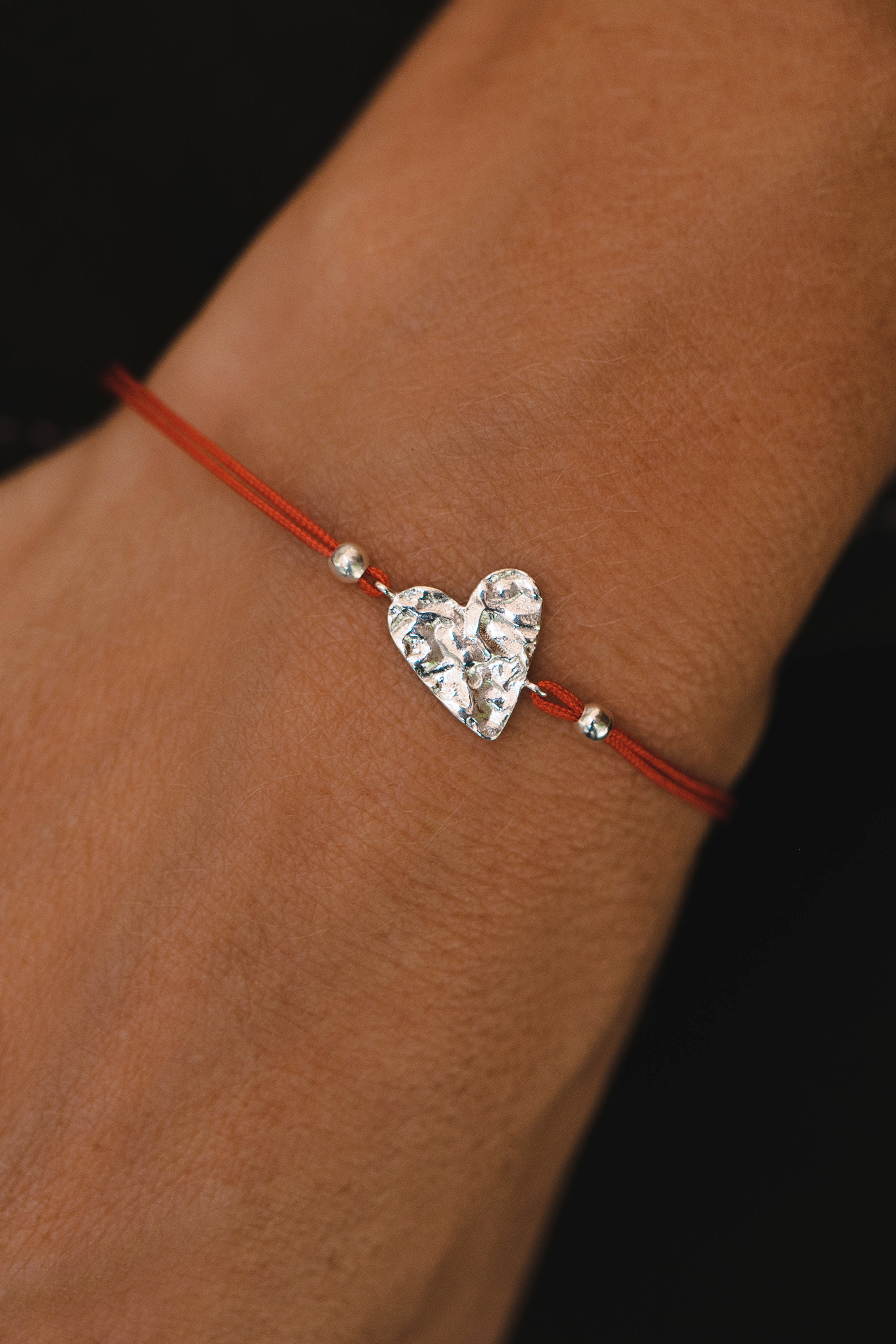 Браслет Сердце на красной нити