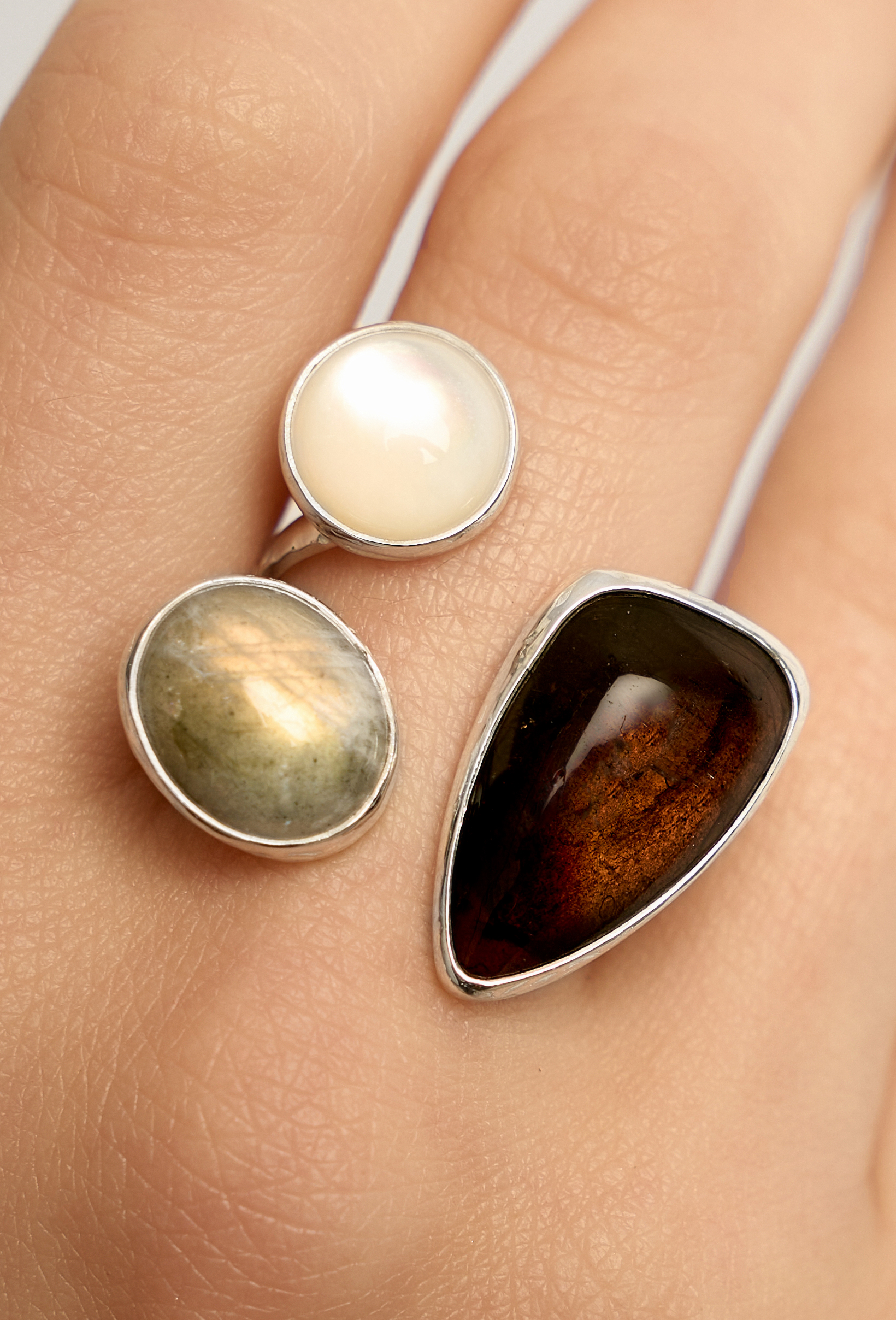 Кольцо с турмалином, лабрадоритом и перламутром