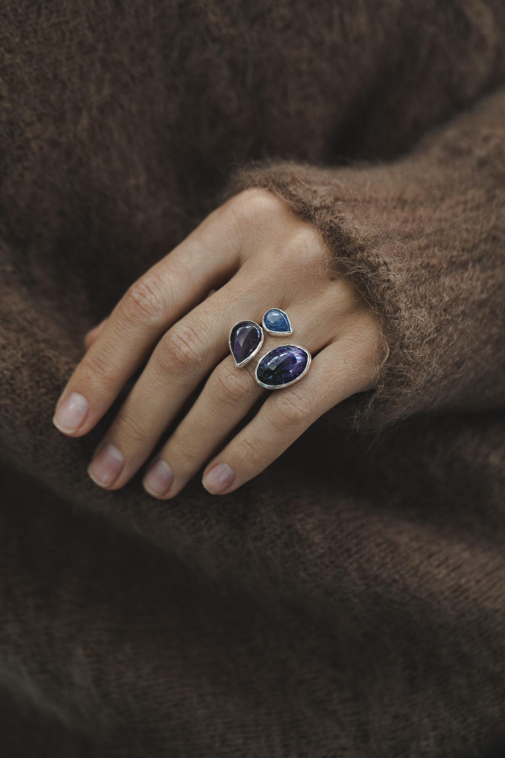 Кольцо с кианитом, чароитом и аметистом Кольцо с кианитом, чароитом и аметистом