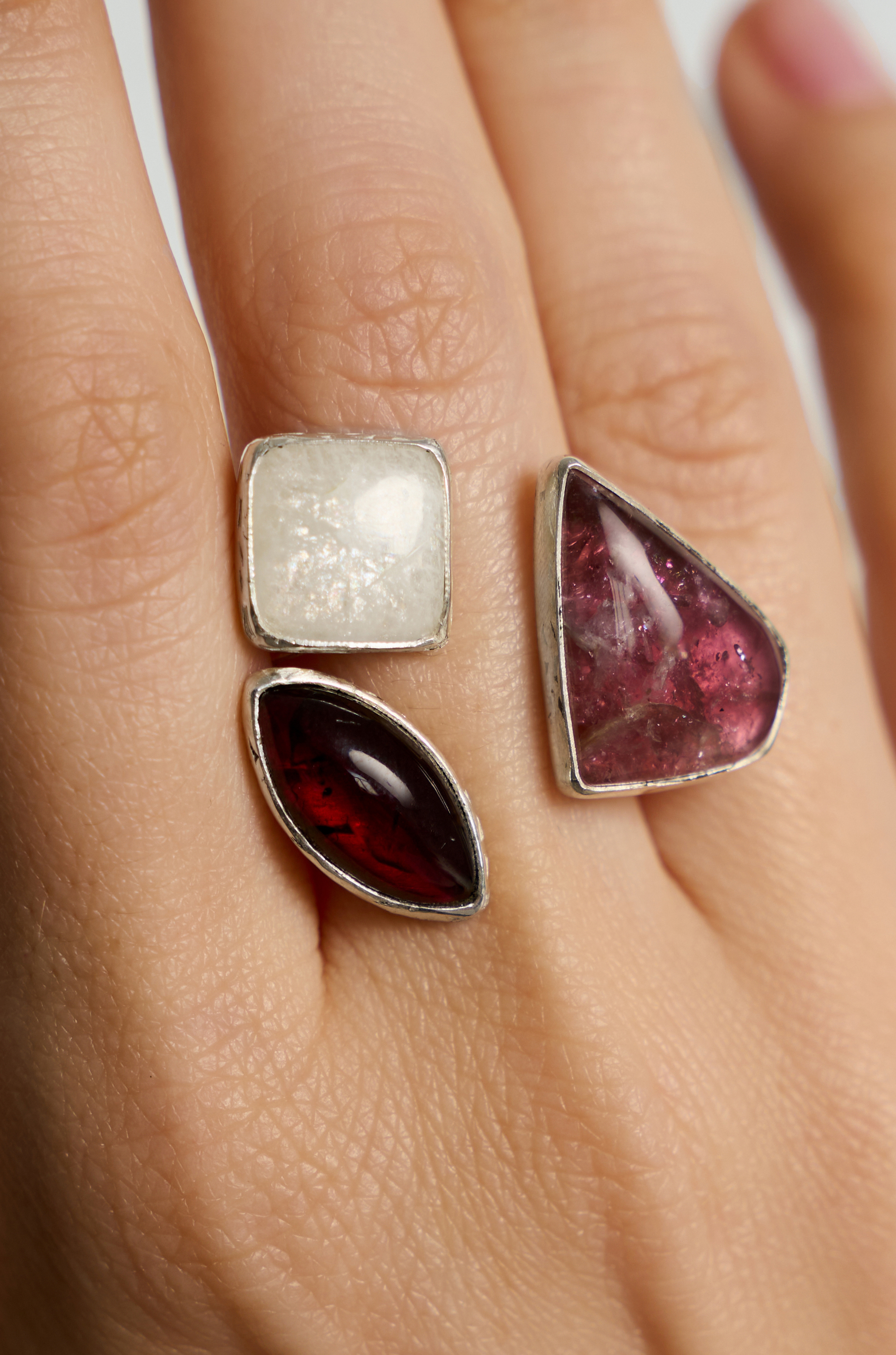 Кольцо с турмалином, гранатом и беломоритом