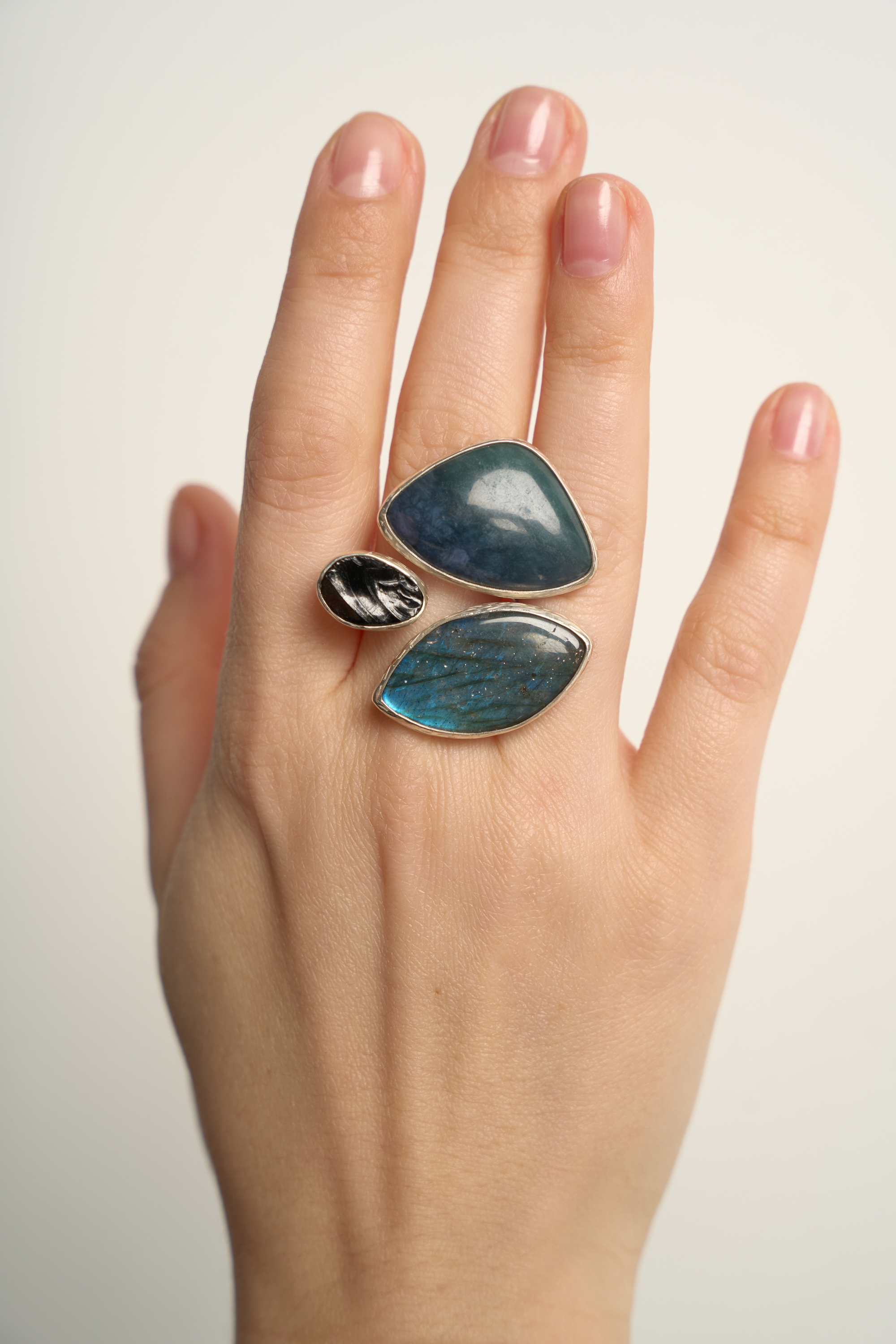 Кольцо со шпинелью, морским офитом и спектролитом